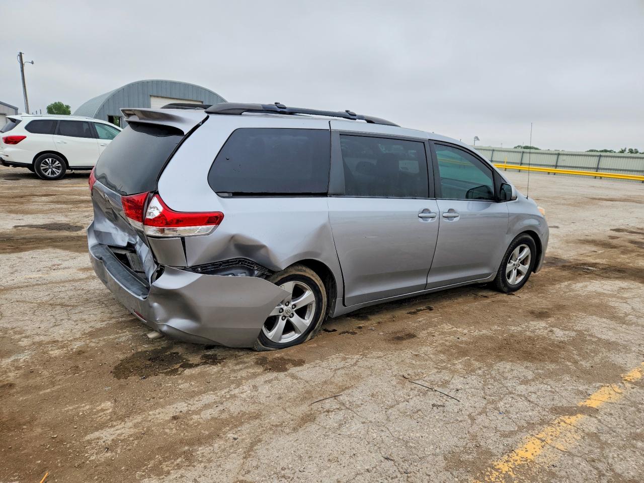 2013 Toyota Sienna Le Серебряный vin: 5TDKK3DC8DS379857