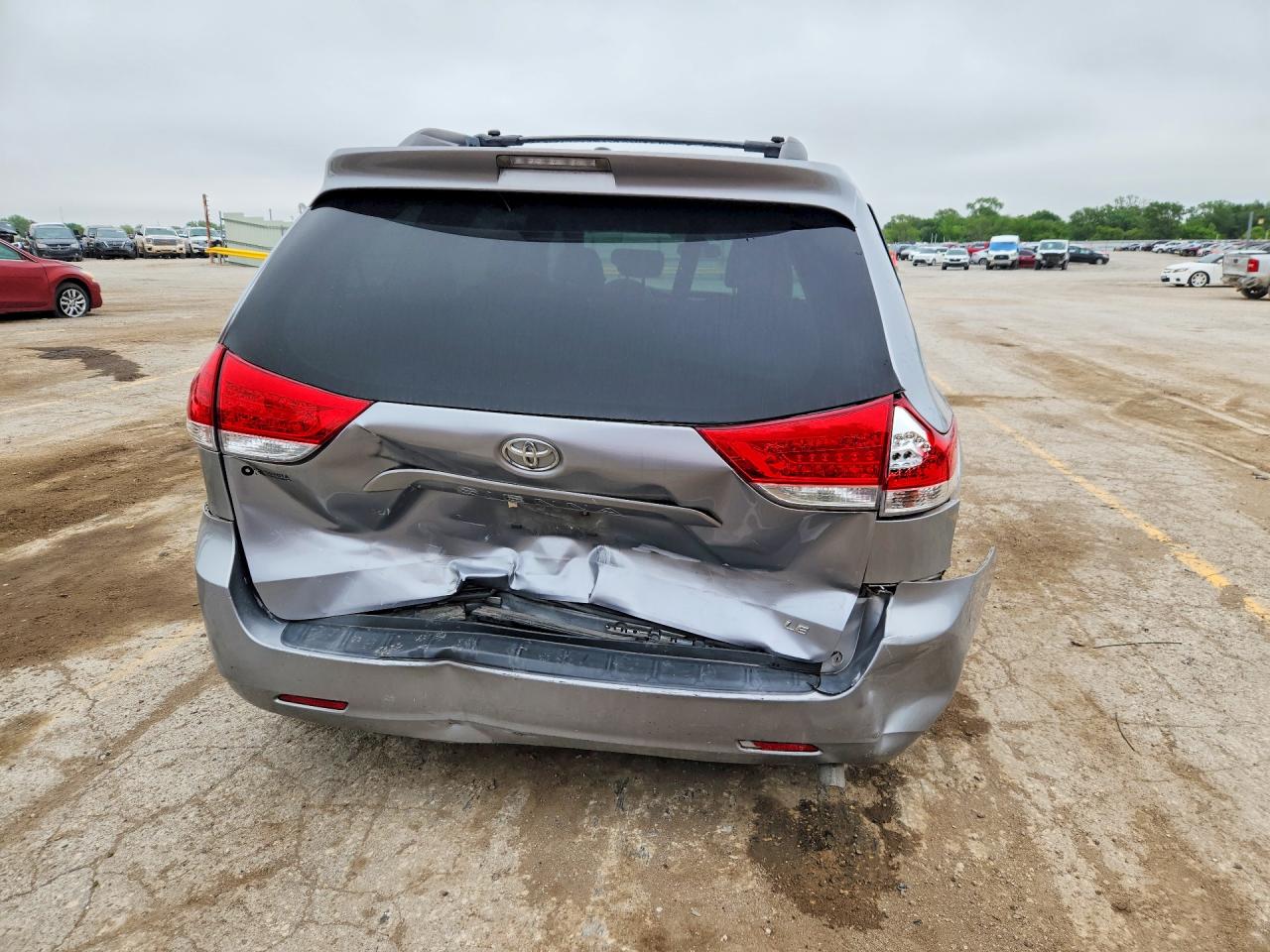 2013 Toyota Sienna Le Серебряный vin: 5TDKK3DC8DS379857