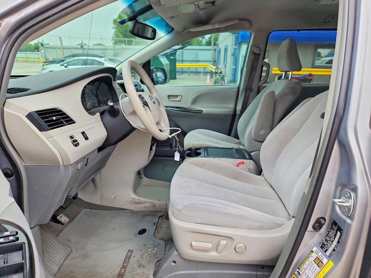 2013 Toyota Sienna Le Серебряный vin: 5TDKK3DC8DS379857
