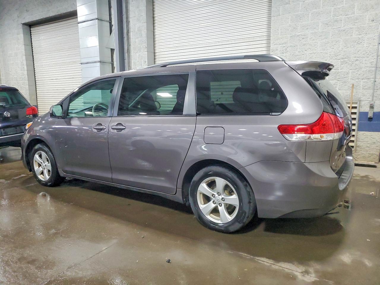 2013 Toyota Sienna Le 8-passenger Gray vin: 5TDKK3DC8DS392494