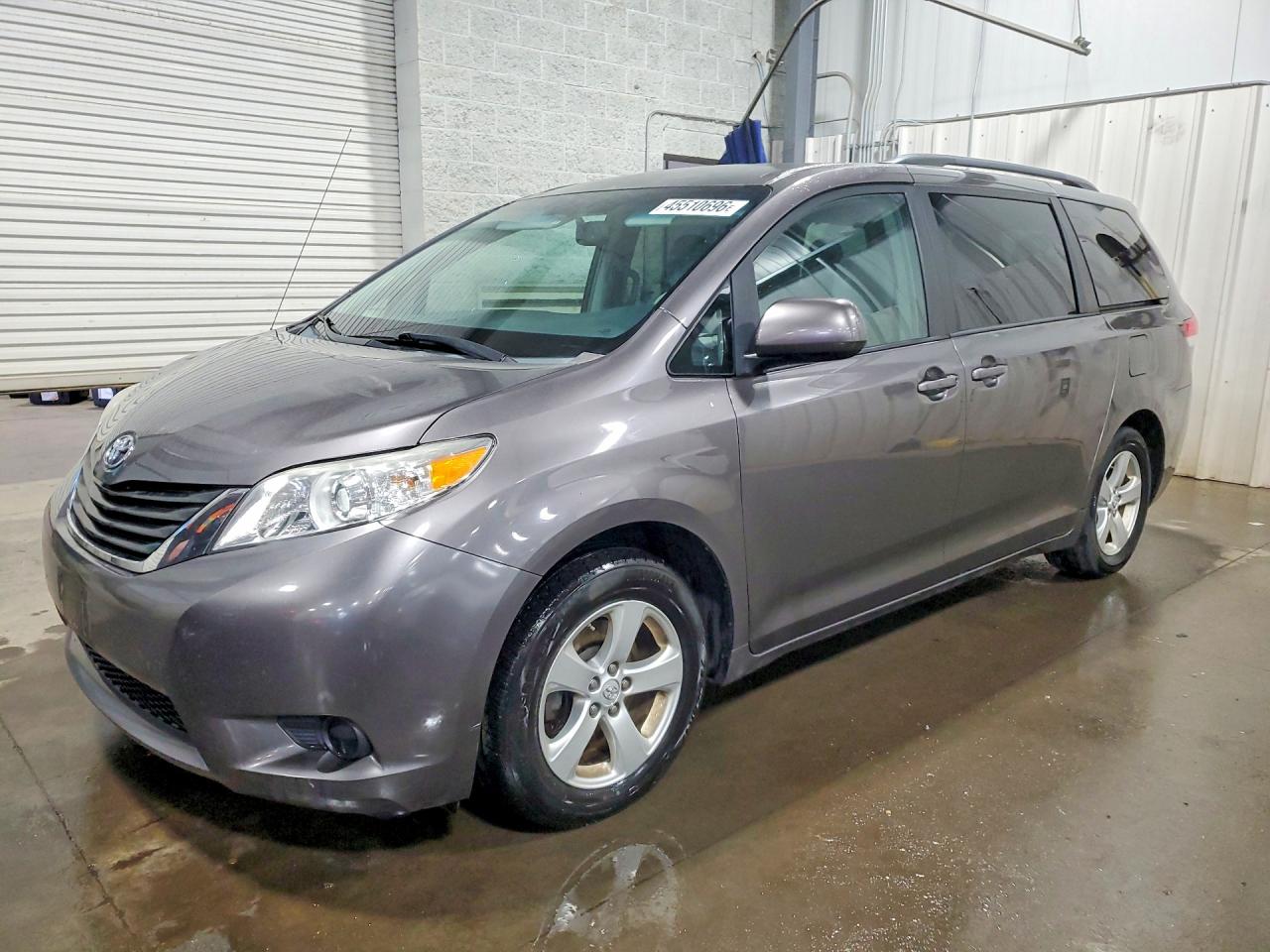 2013 Toyota Sienna Le 8-passenger Серый vin: 5TDKK3DC8DS392494