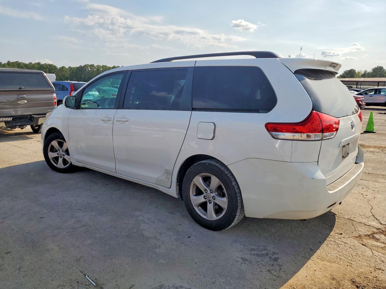 2014 Toyota Sienna Le White vin: 5TDKK3DC8ES405942