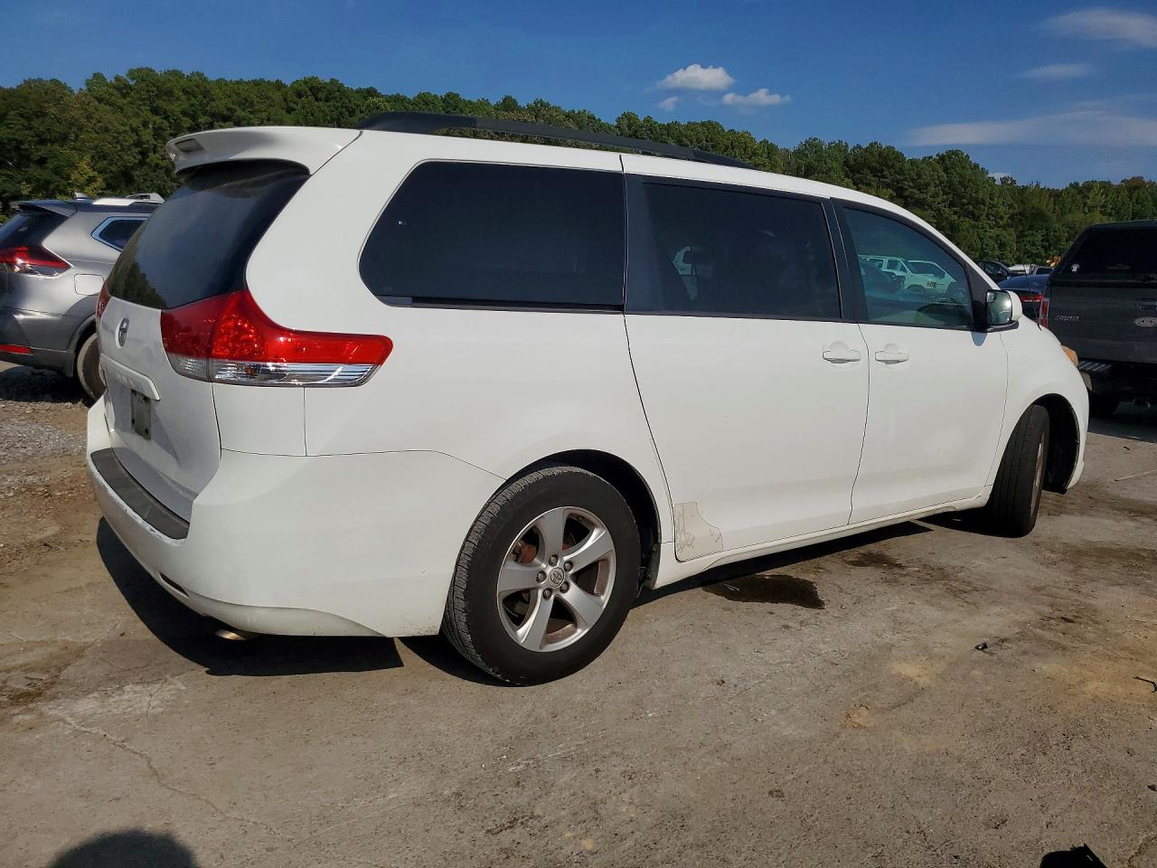 2014 Toyota Sienna Le White vin: 5TDKK3DC8ES405942