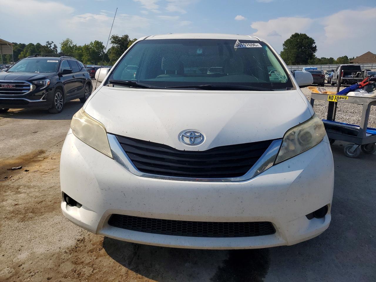 2014 Toyota Sienna Le White vin: 5TDKK3DC8ES405942