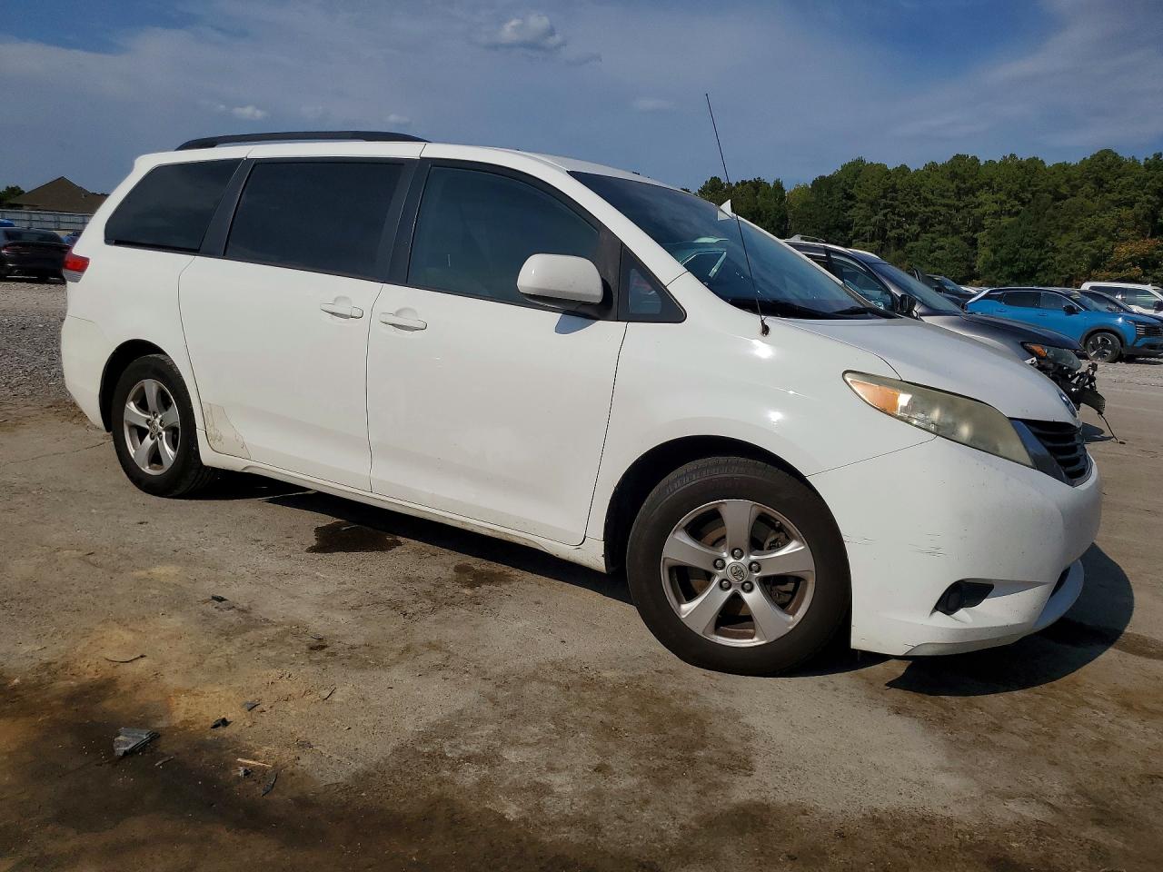 2014 Toyota Sienna Le White vin: 5TDKK3DC8ES405942