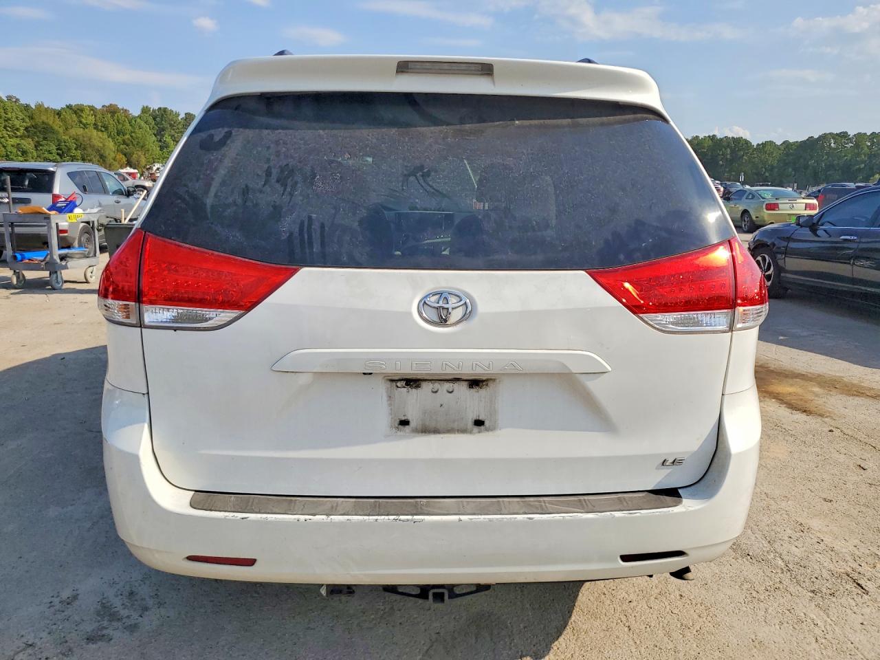 2014 Toyota Sienna Le White vin: 5TDKK3DC8ES405942