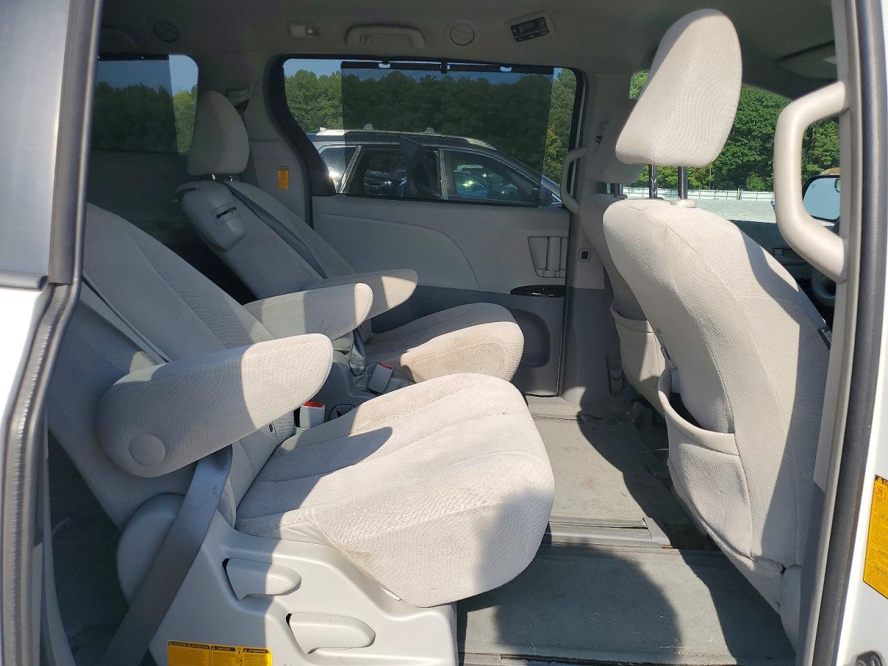 2014 Toyota Sienna Le White vin: 5TDKK3DC8ES405942