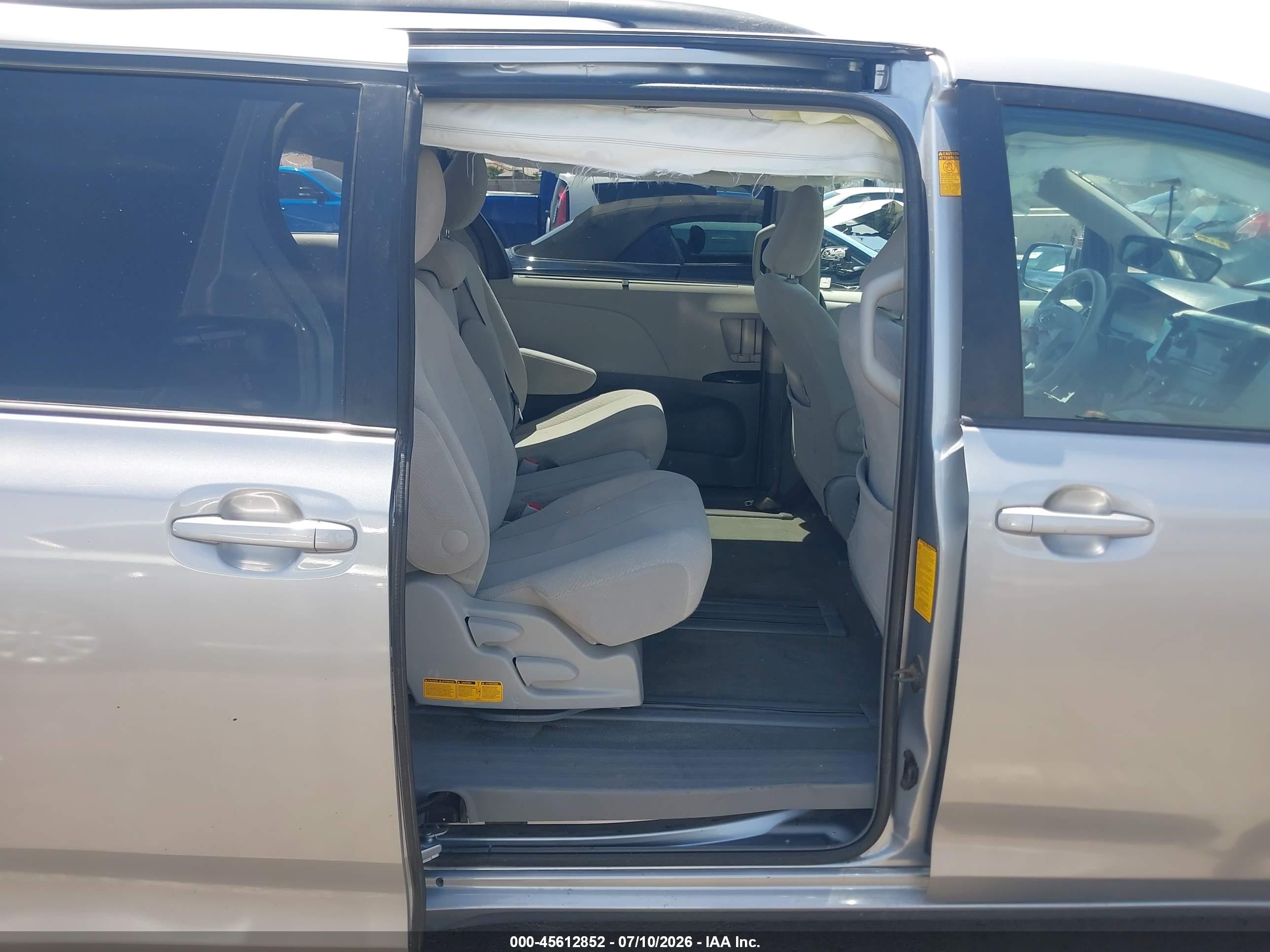 2014 Toyota Sienna Le V6 8 Passenger Серебряный vin: 5TDKK3DC8ES409716