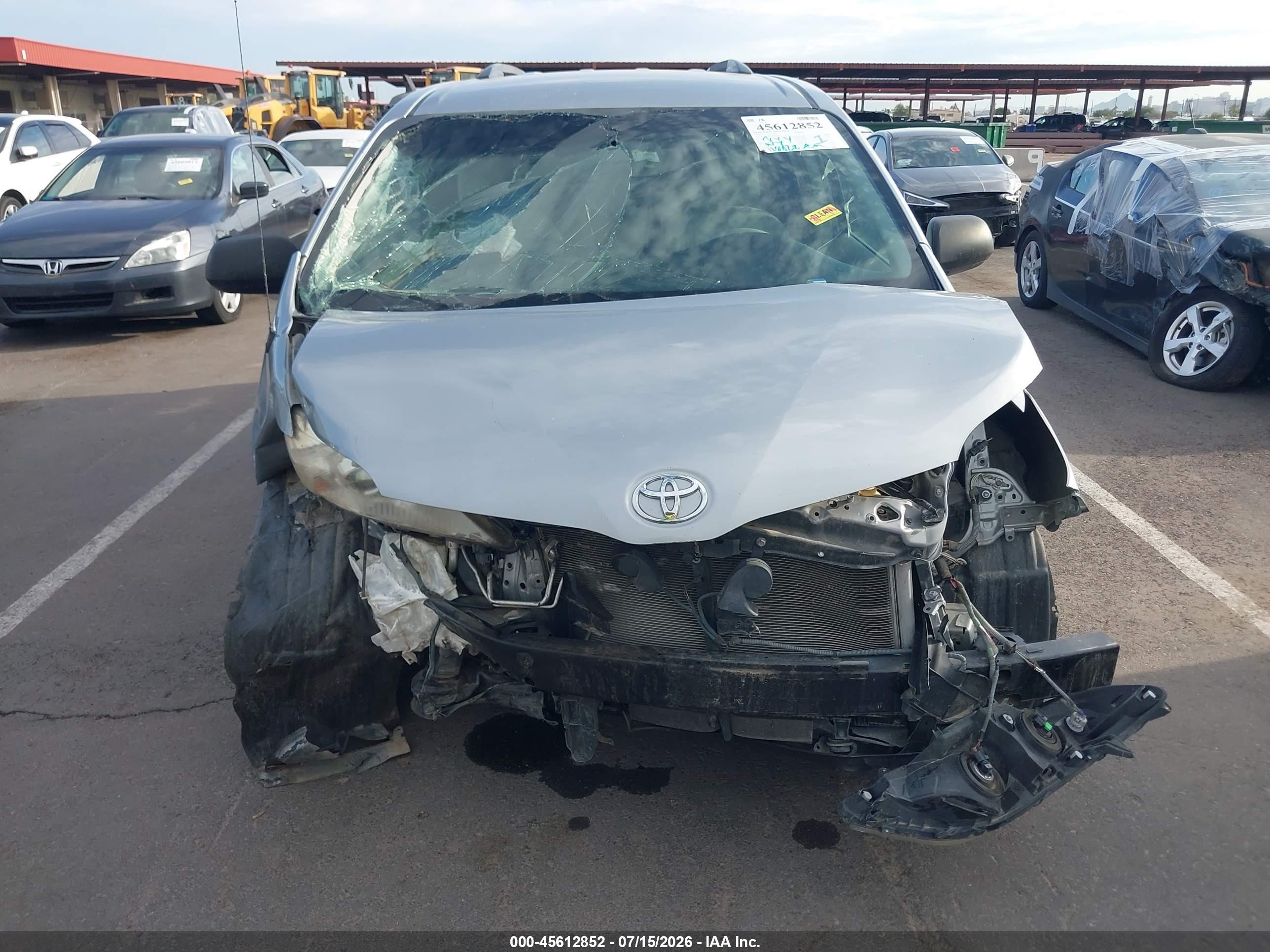 2014 Toyota Sienna Le V6 8 Passenger Серебряный vin: 5TDKK3DC8ES409716