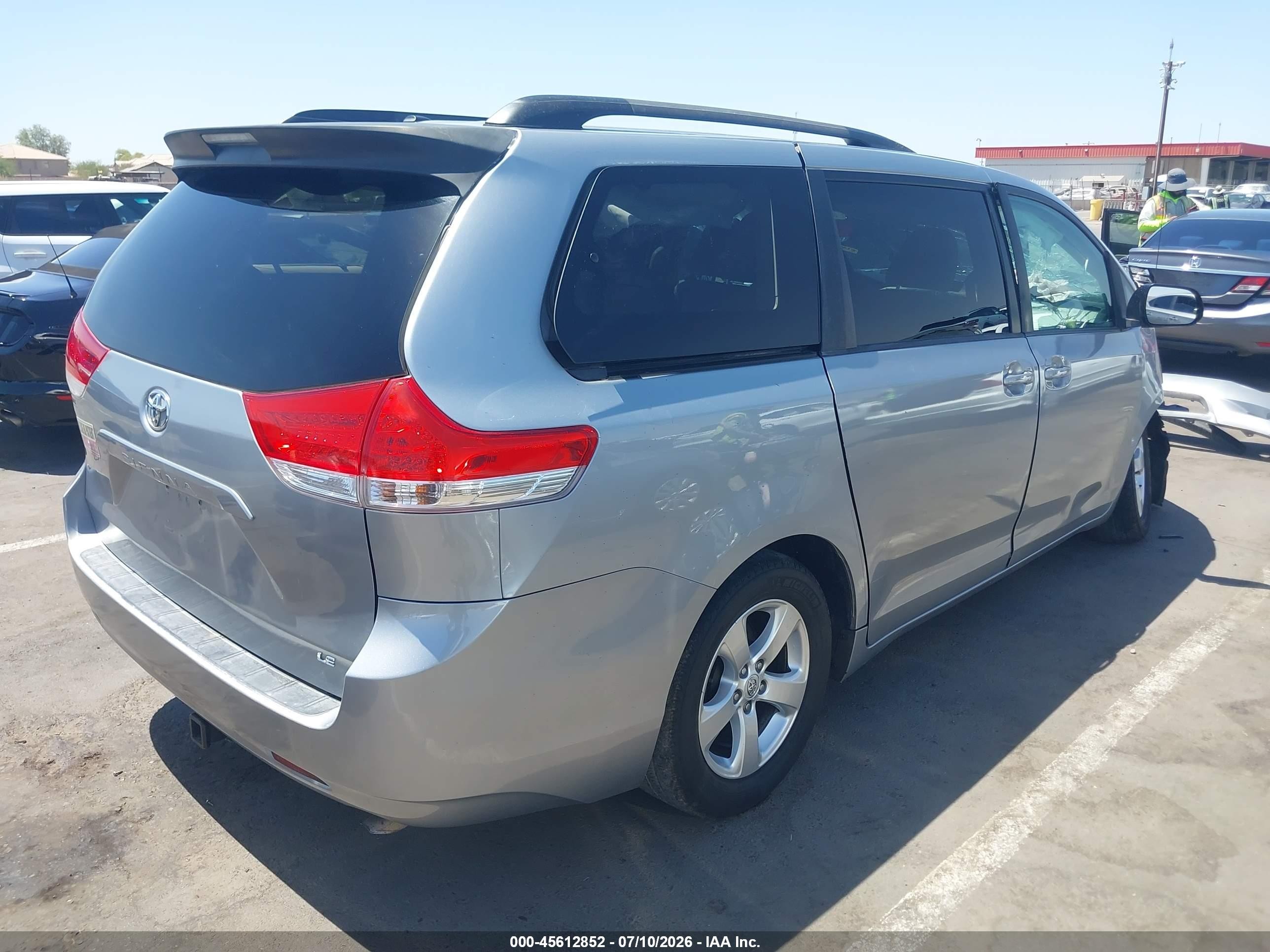 2014 Toyota Sienna Le V6 8 Passenger Серебряный vin: 5TDKK3DC8ES409716