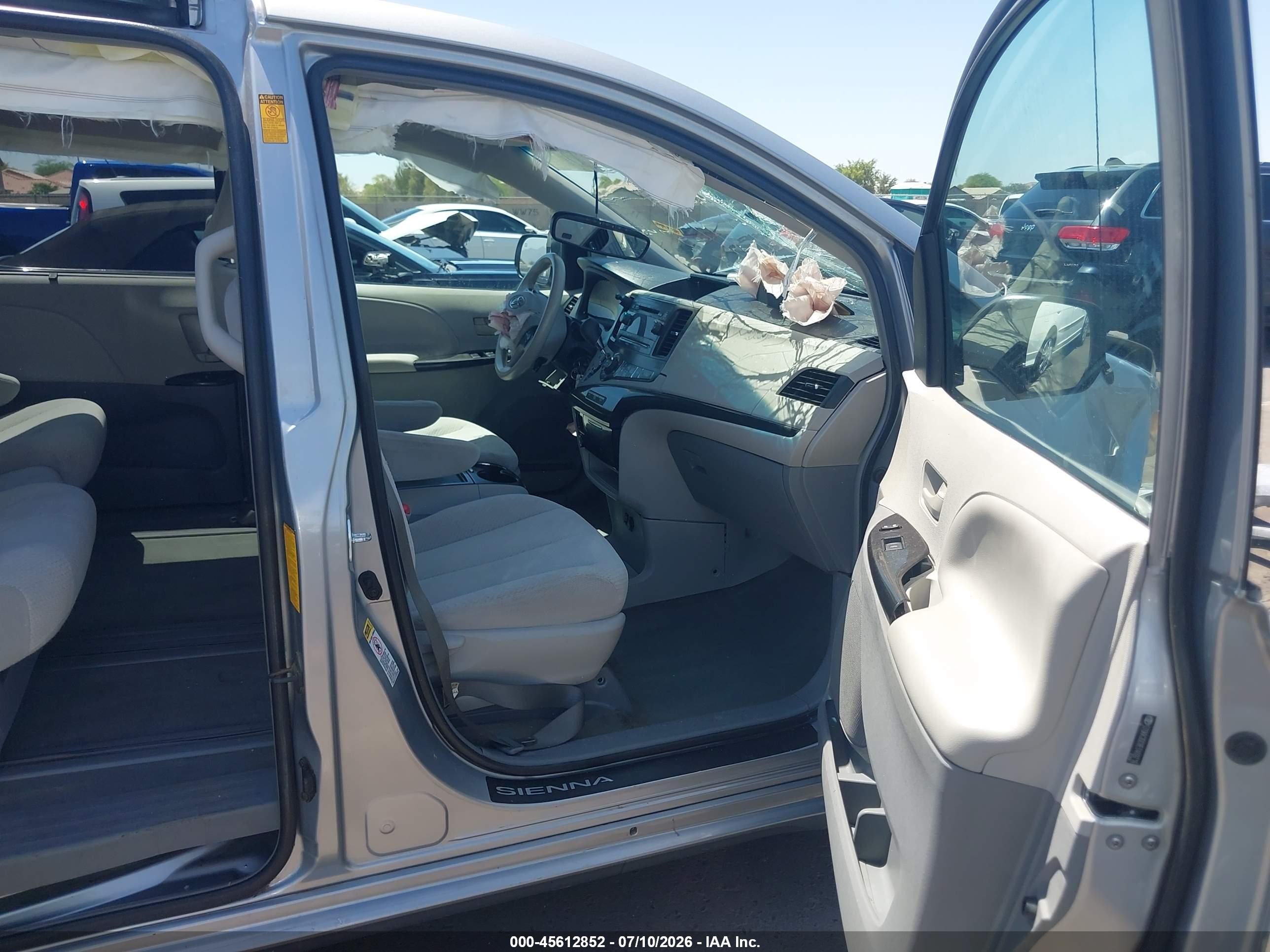 2014 Toyota Sienna Le V6 8 Passenger Серебряный vin: 5TDKK3DC8ES409716