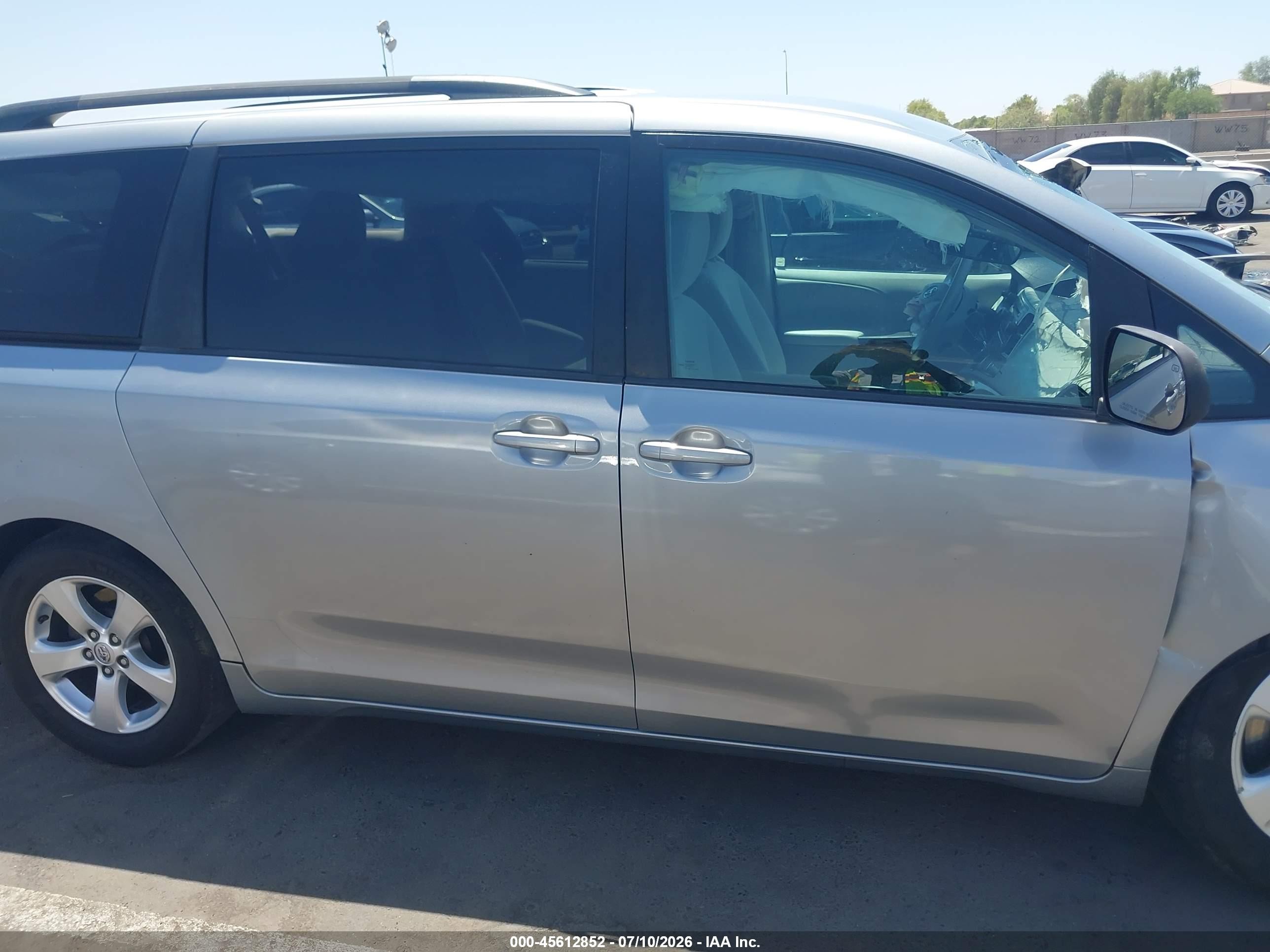 2014 Toyota Sienna Le V6 8 Passenger Серебряный vin: 5TDKK3DC8ES409716