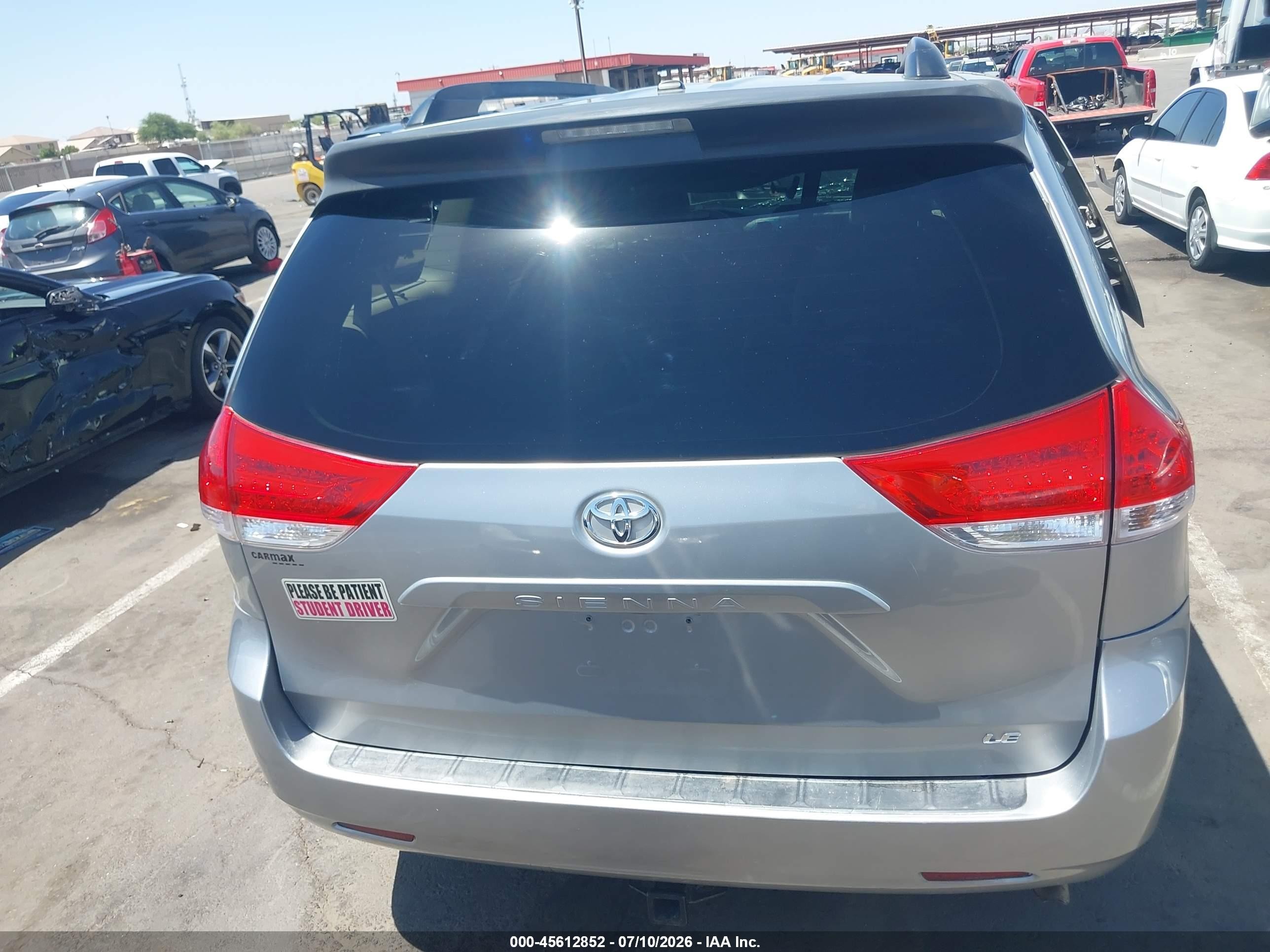 2014 Toyota Sienna Le V6 8 Passenger Серебряный vin: 5TDKK3DC8ES409716