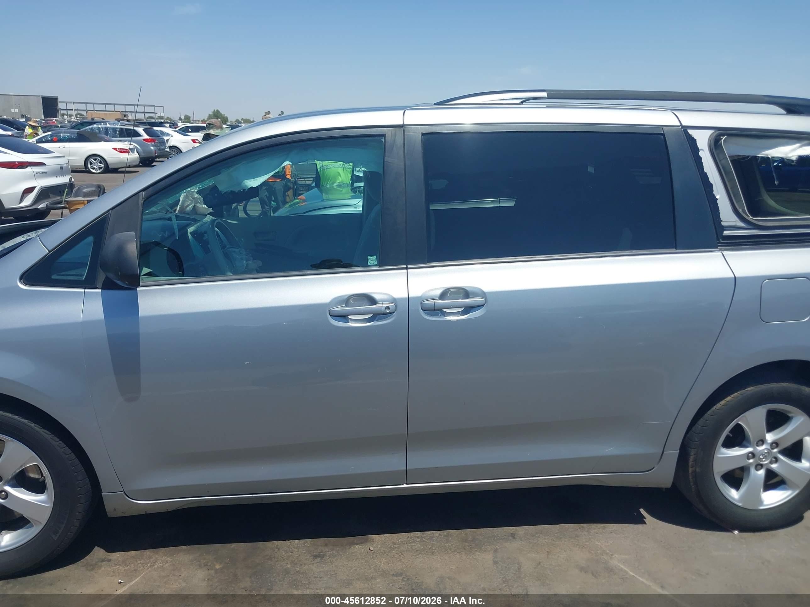 2014 Toyota Sienna Le V6 8 Passenger Серебряный vin: 5TDKK3DC8ES409716