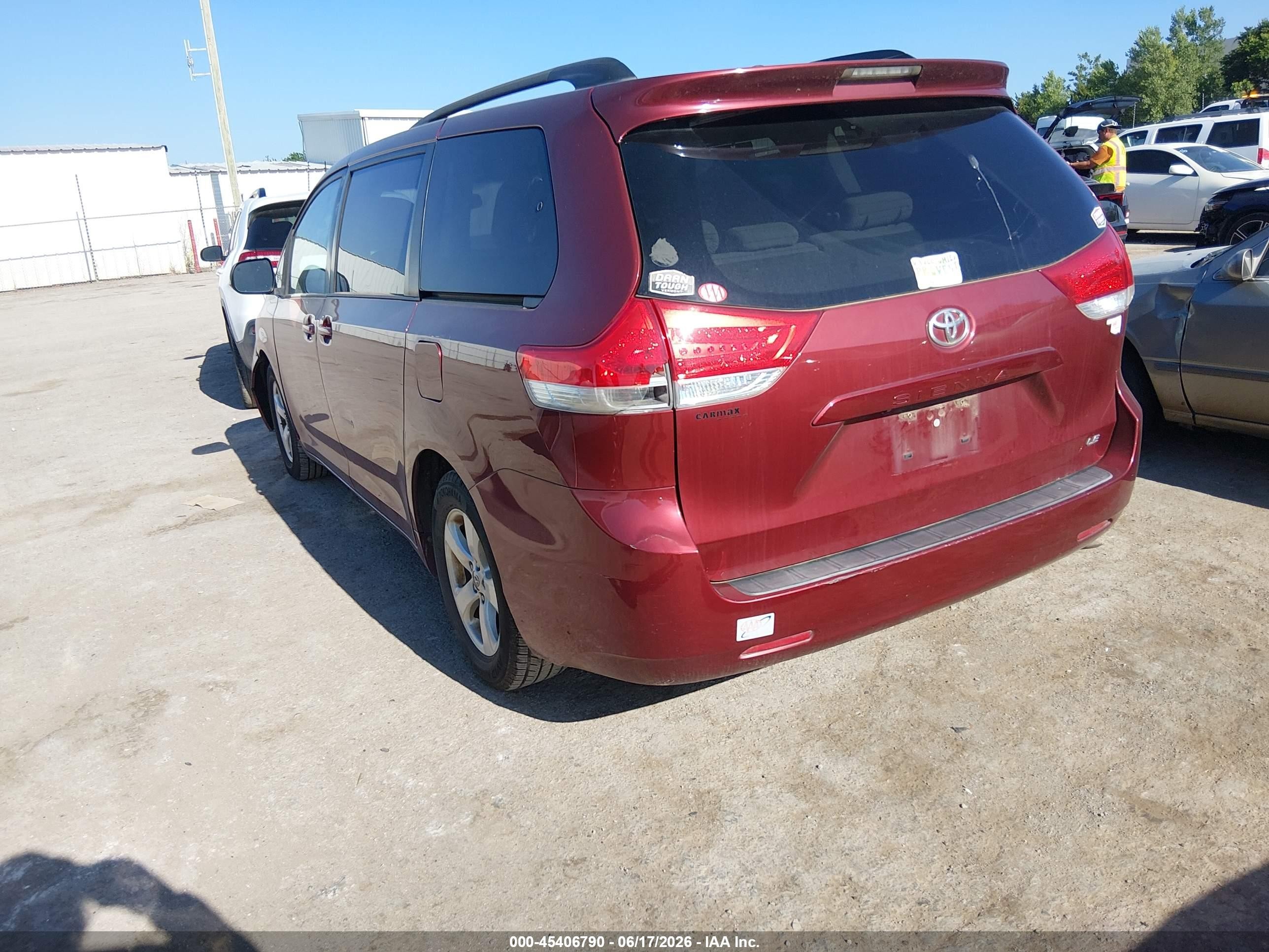 2014 Toyota Sienna Le V6 8 Passenger Red vin: 5TDKK3DC8ES413197