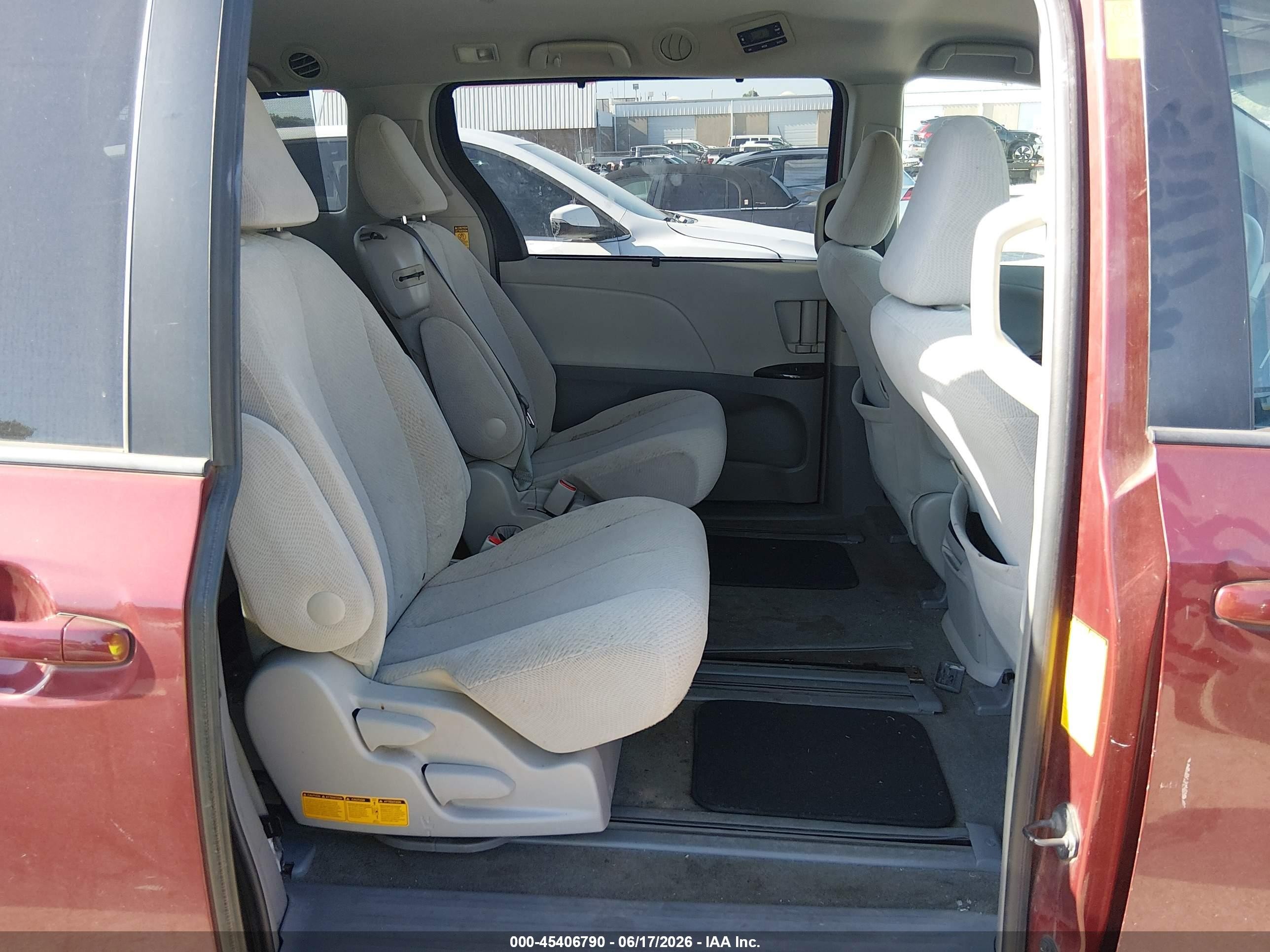 2014 Toyota Sienna Le V6 8 Passenger Red vin: 5TDKK3DC8ES413197
