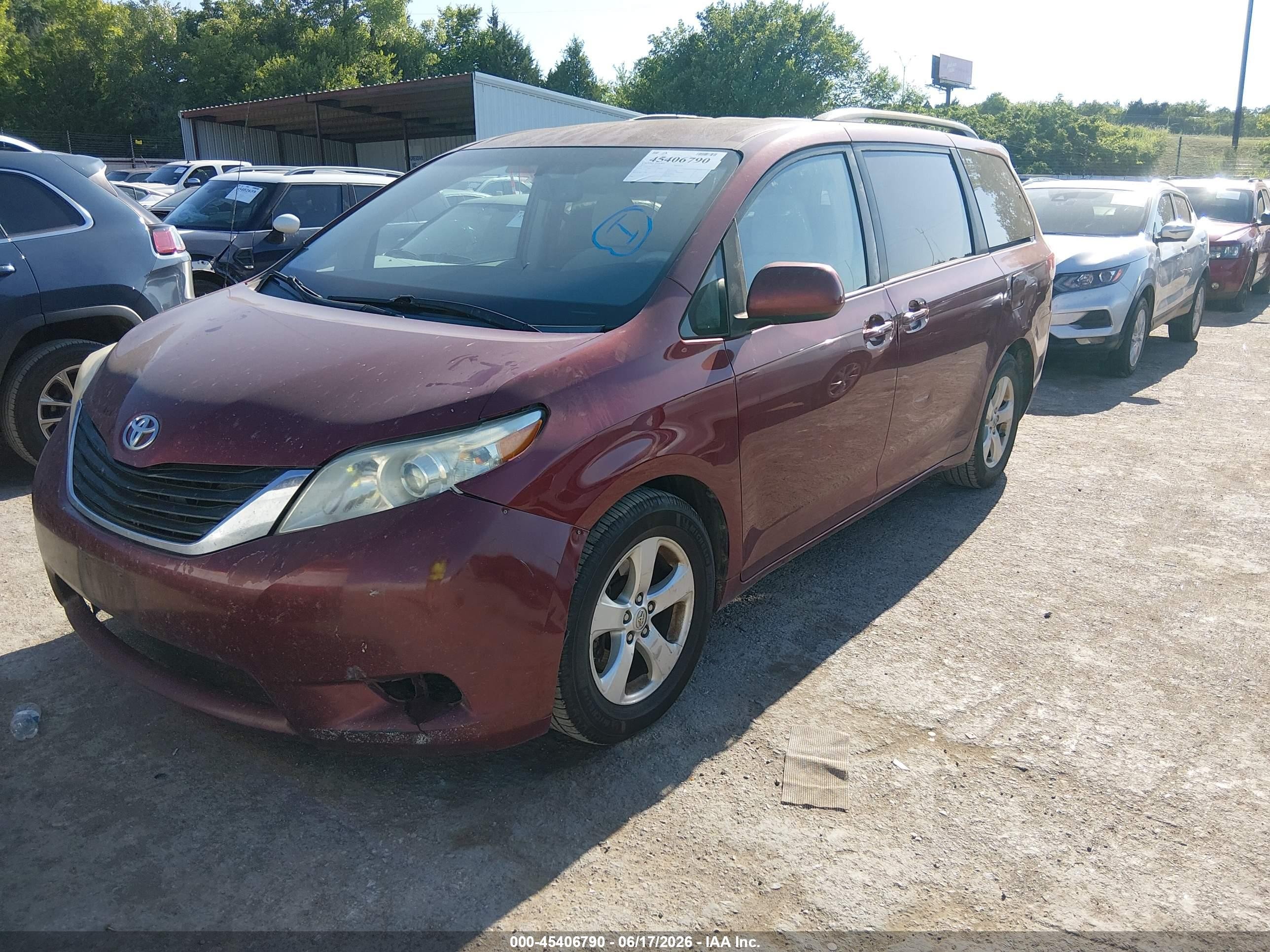 2014 Toyota Sienna Le V6 8 Passenger Red vin: 5TDKK3DC8ES413197