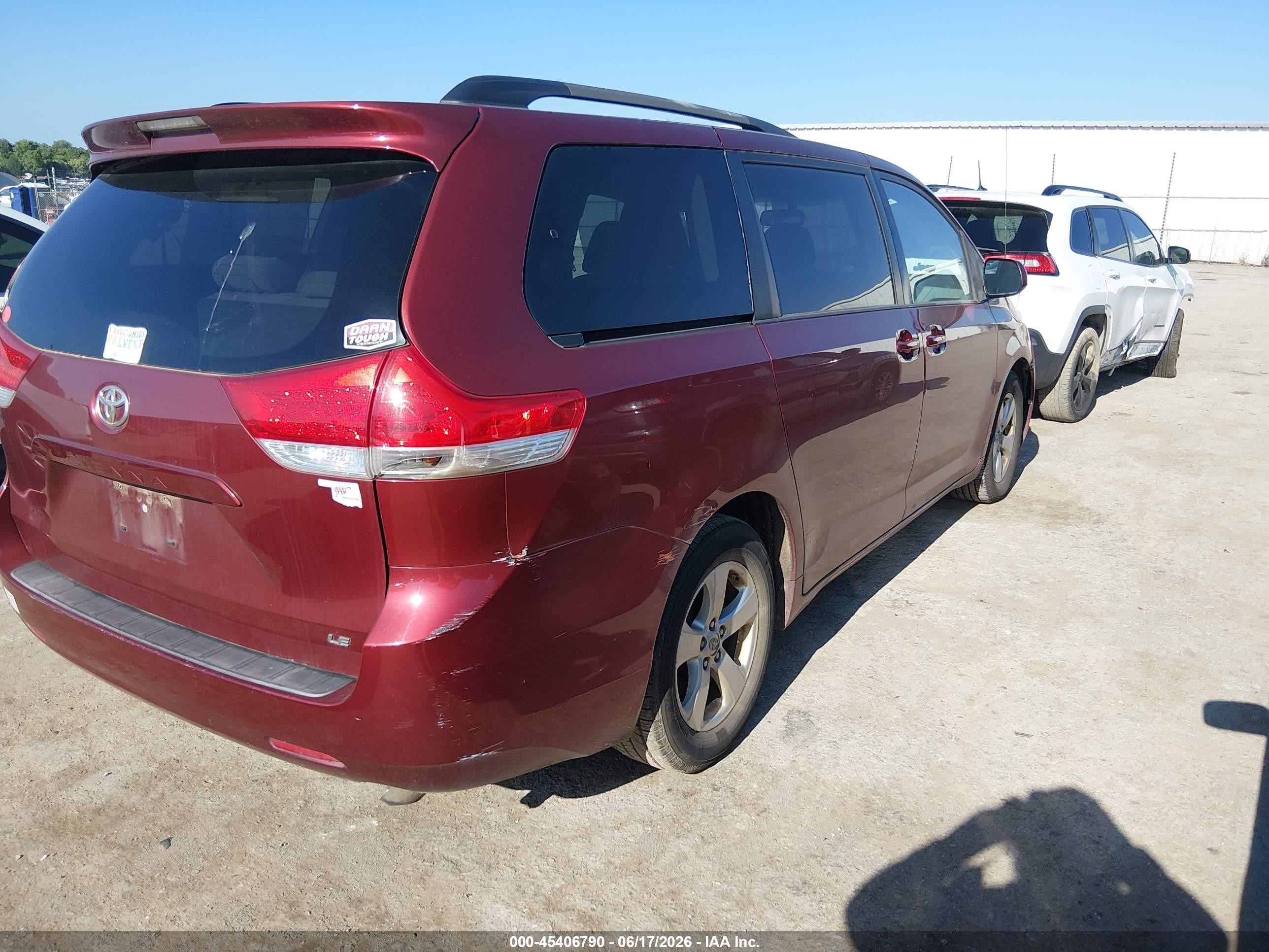 2014 Toyota Sienna Le V6 8 Passenger Red vin: 5TDKK3DC8ES413197