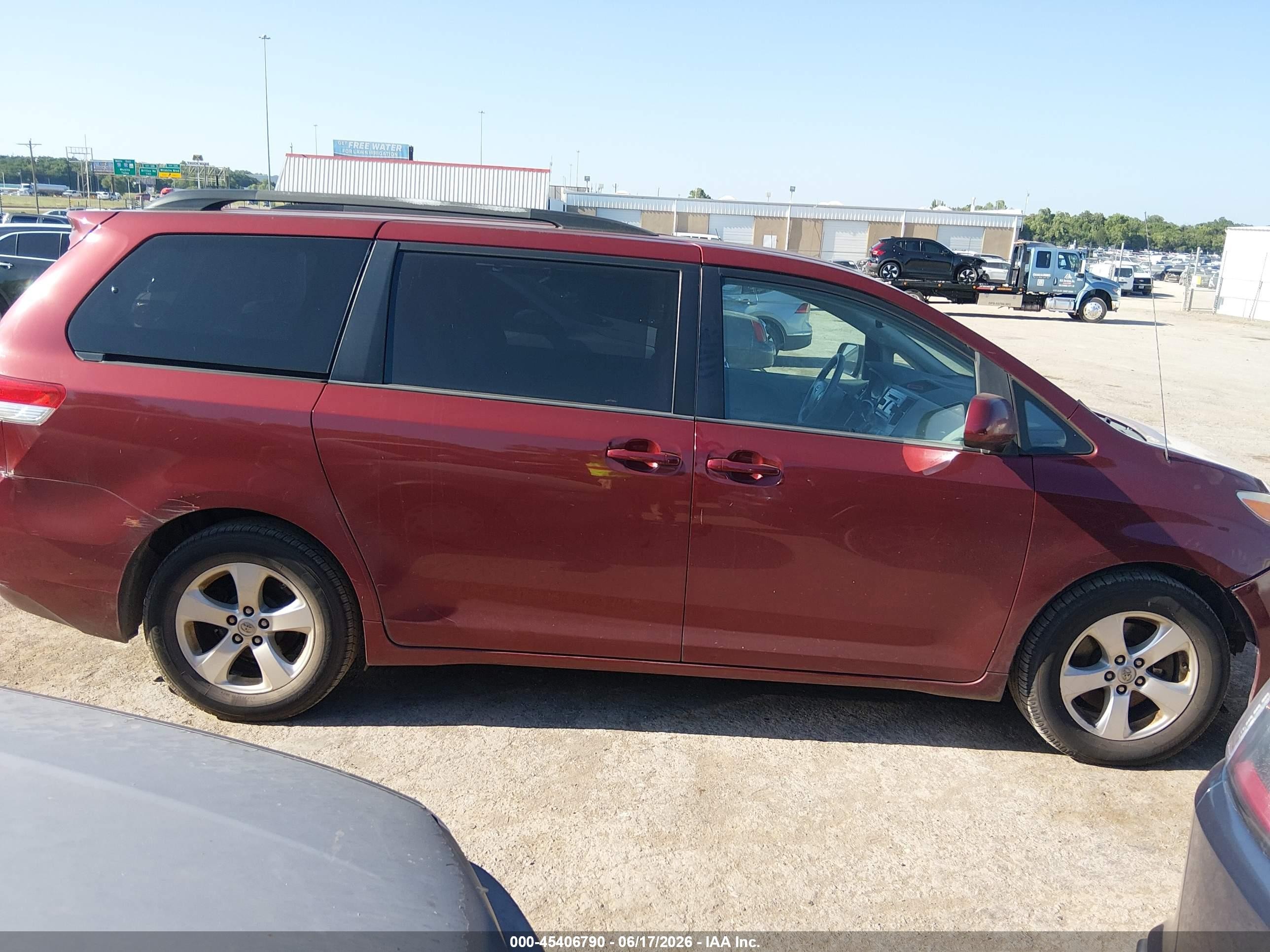 2014 Toyota Sienna Le V6 8 Passenger Red vin: 5TDKK3DC8ES413197