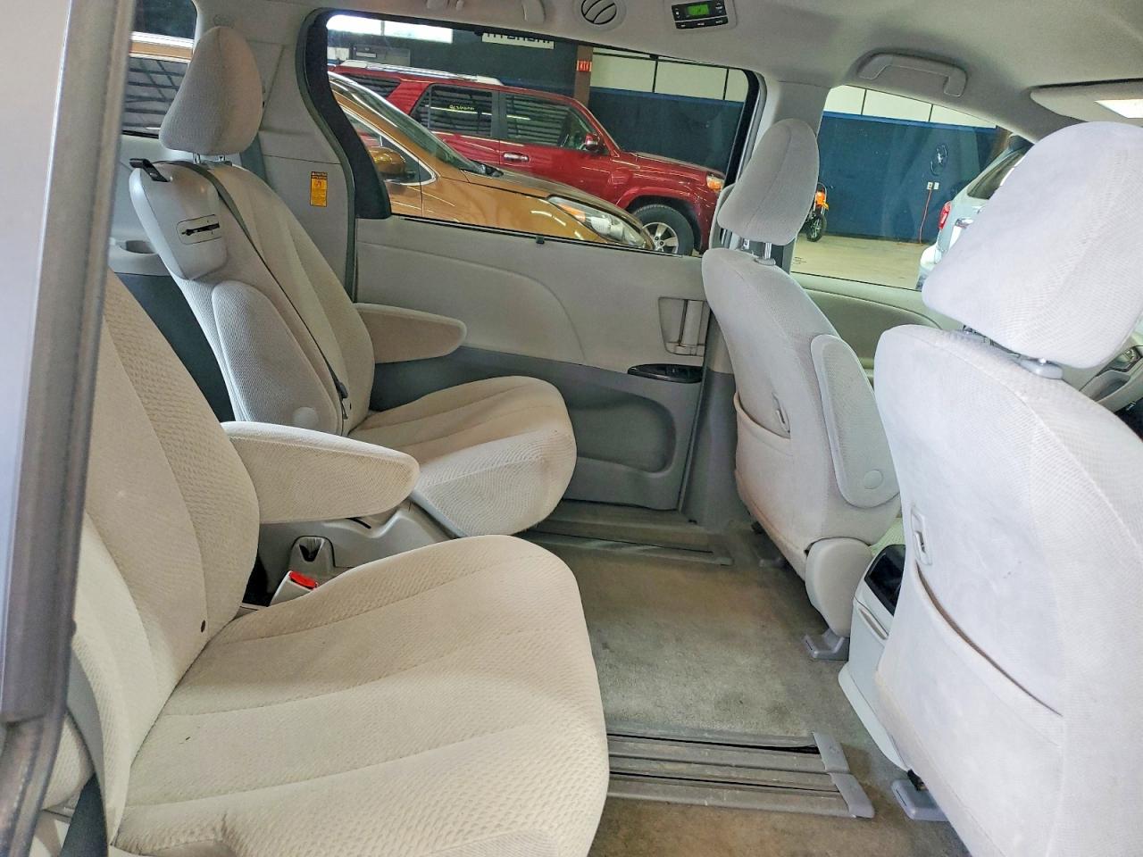 2014 Toyota Sienna Le Silver vin: 5TDKK3DC8ES421784