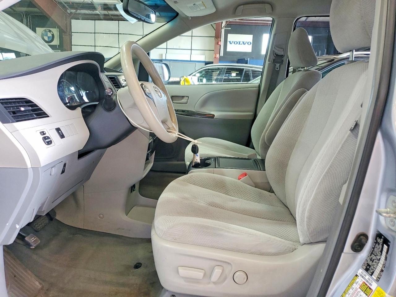 2014 Toyota Sienna Le Silver vin: 5TDKK3DC8ES421784