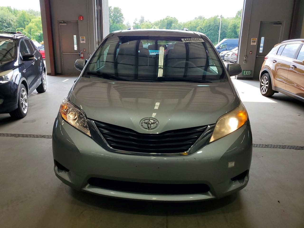 2014 Toyota Sienna Le Silver vin: 5TDKK3DC8ES421784