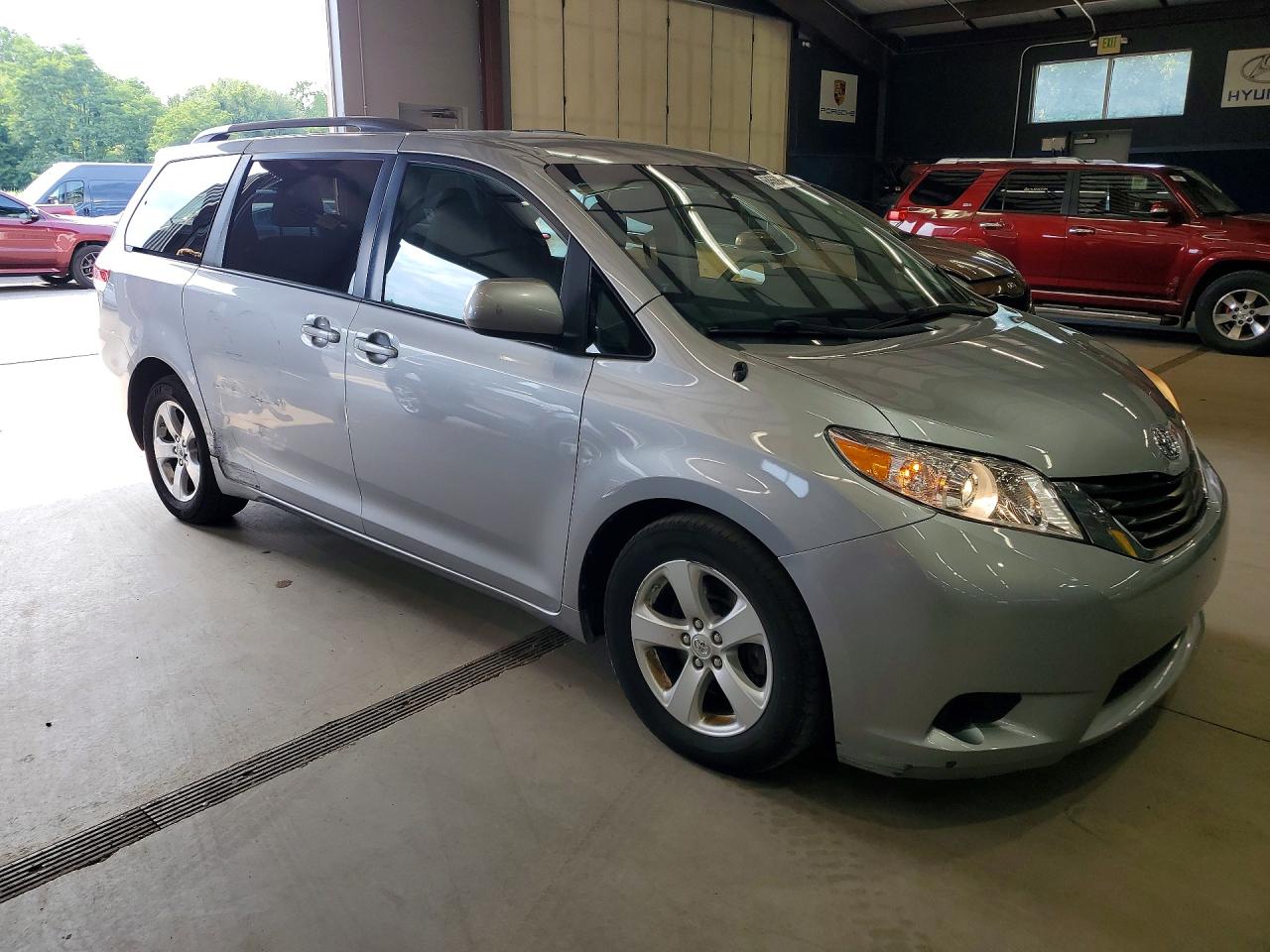 2014 Toyota Sienna Le Silver vin: 5TDKK3DC8ES421784