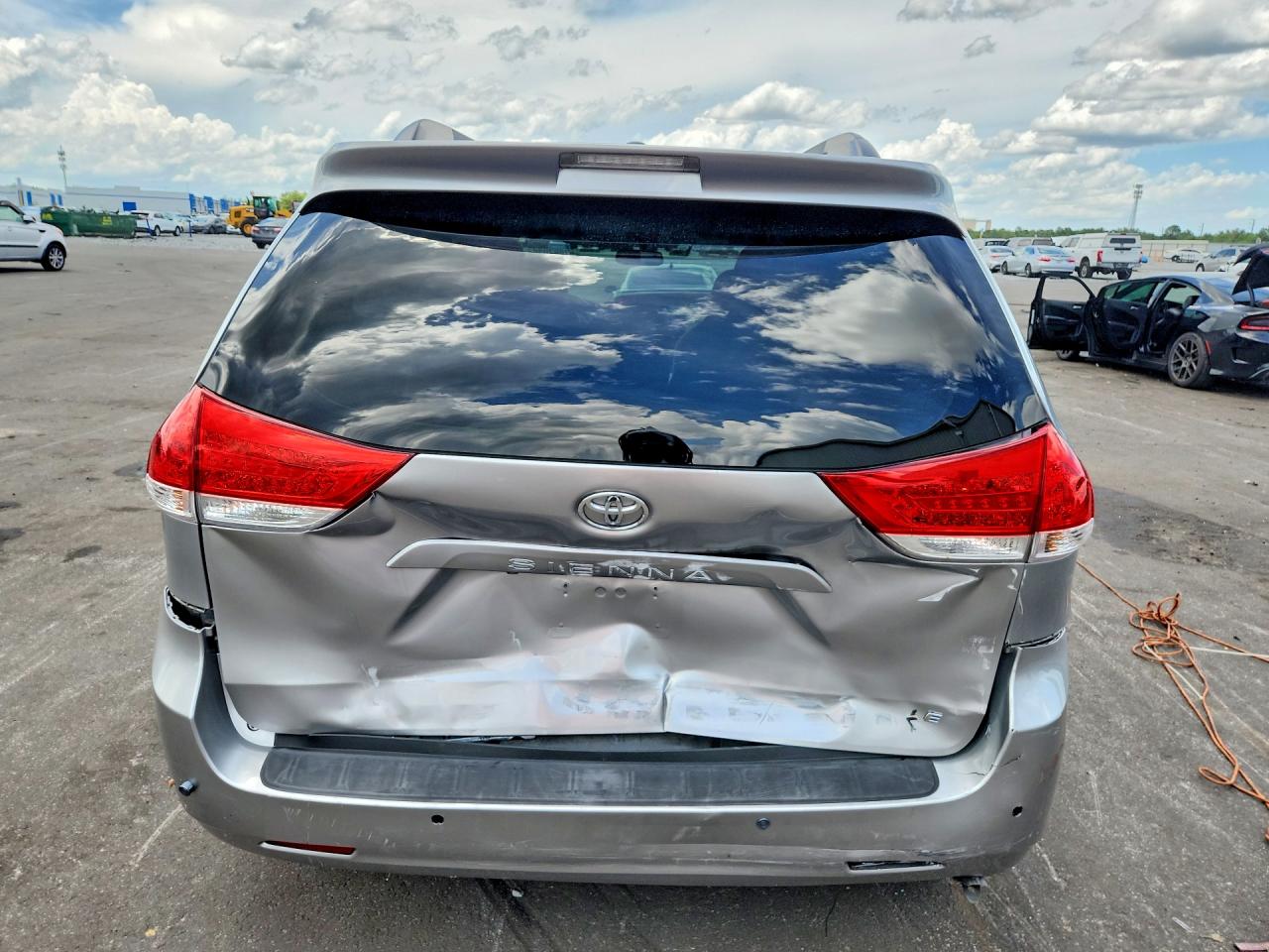 2014 Toyota Sienna Le Silver vin: 5TDKK3DC8ES422823