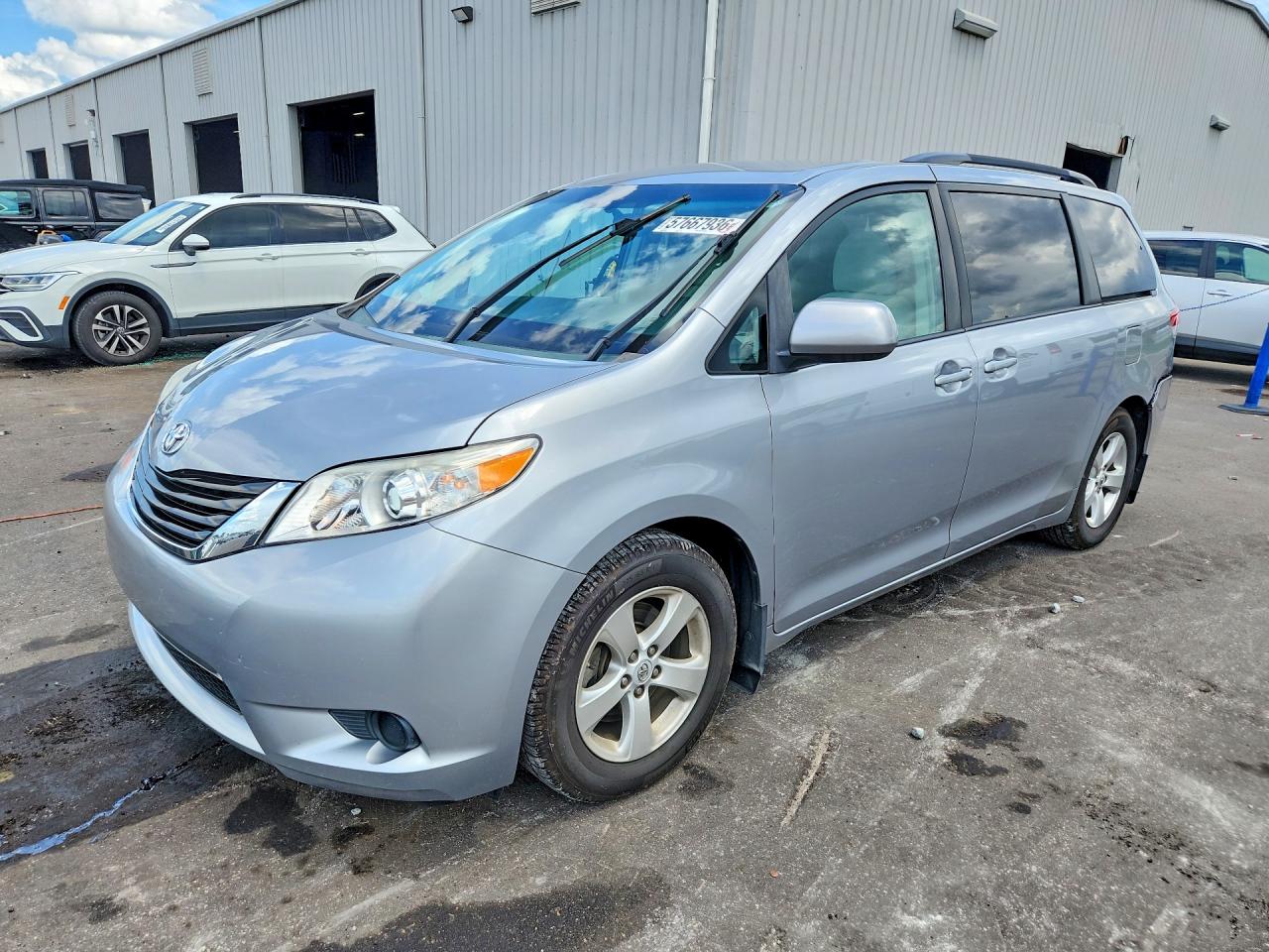 2014 Toyota Sienna Le Silver vin: 5TDKK3DC8ES422823