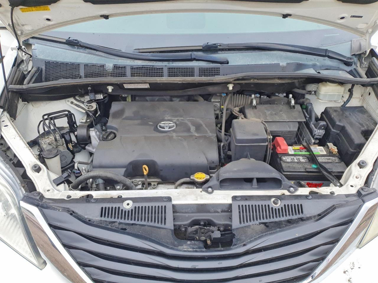 2014 Toyota Sienna White vin: 5TDKK3DC8ES426676