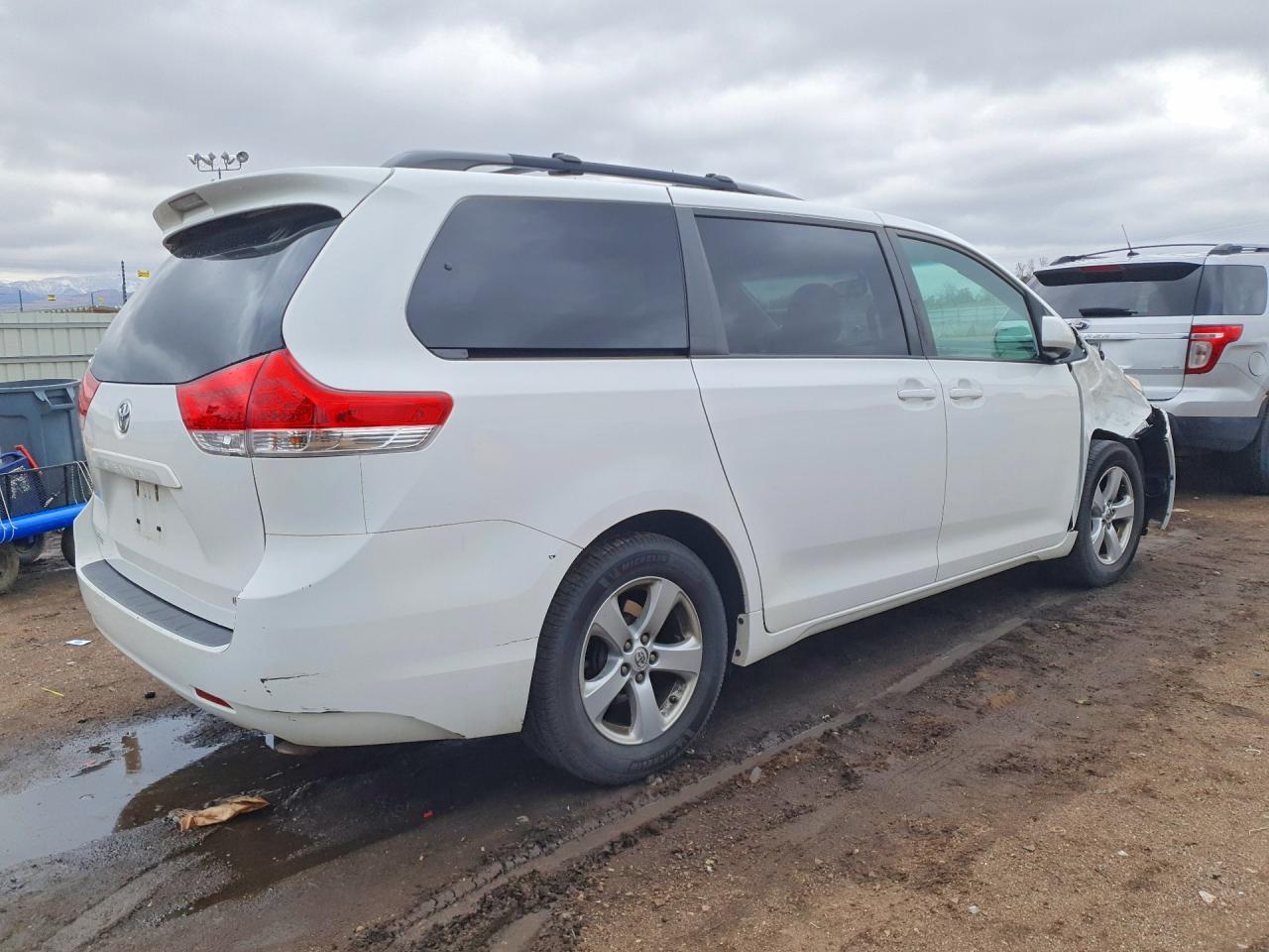 2014 Toyota Sienna White vin: 5TDKK3DC8ES426676