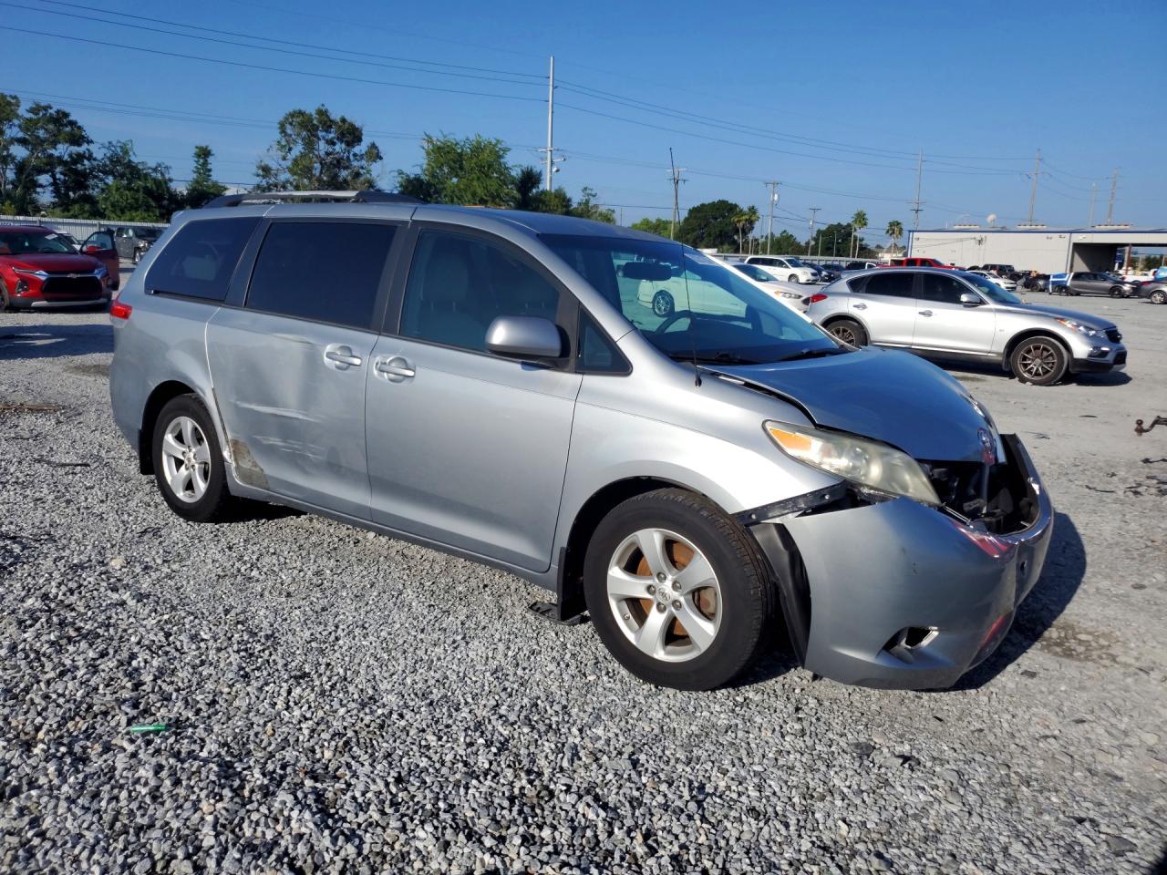 2014 Toyota Sienna Le Silver vin: 5TDKK3DC8ES438228