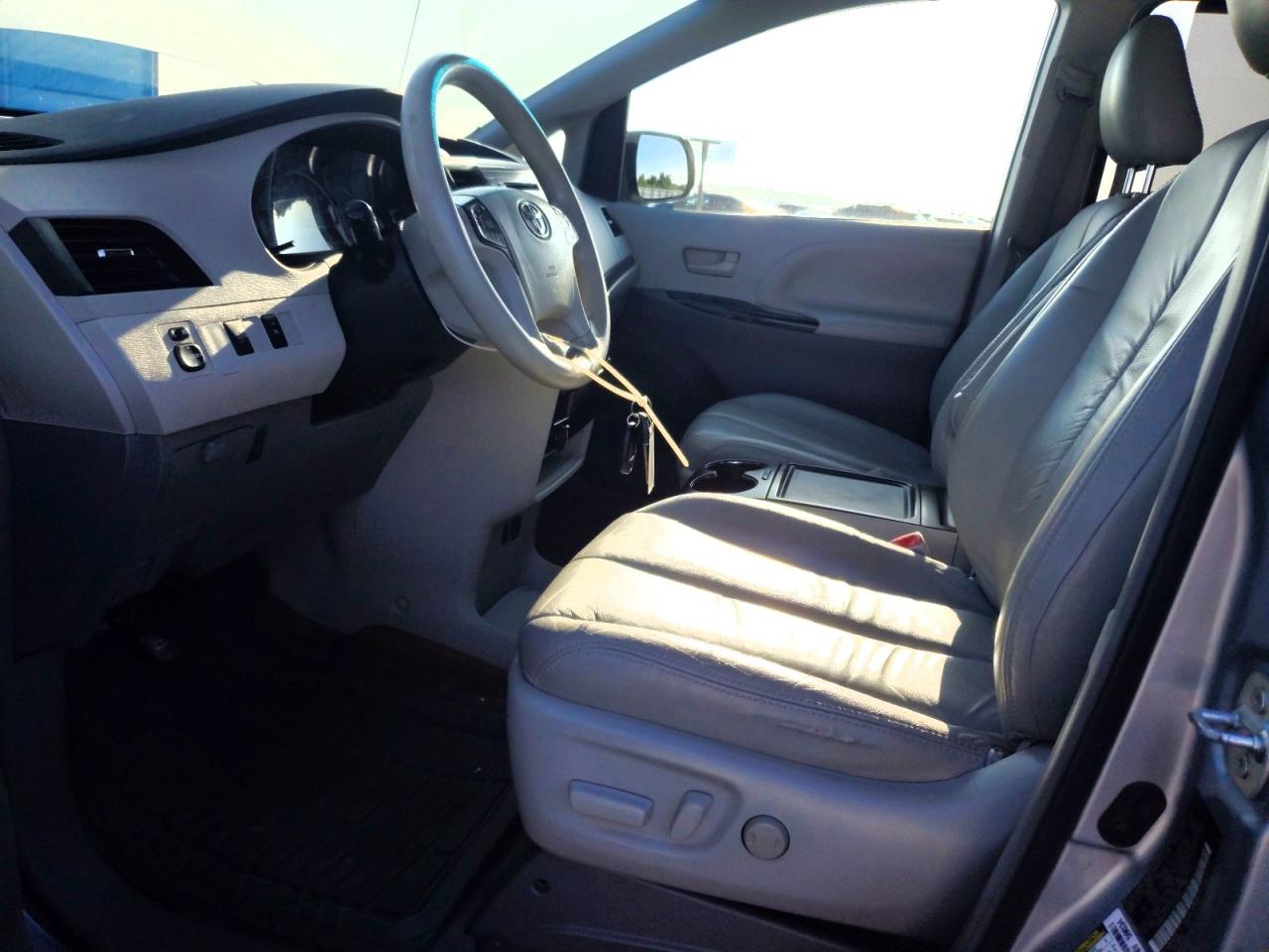 2014 Toyota Sienna Le Silver vin: 5TDKK3DC8ES438228