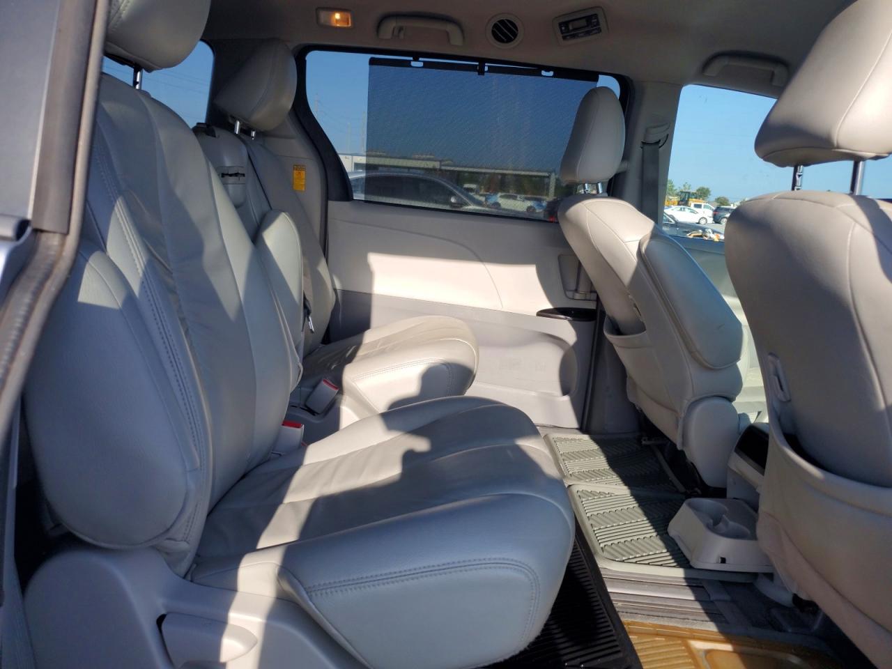 2014 Toyota Sienna Le Silver vin: 5TDKK3DC8ES438228