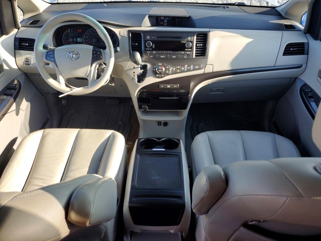 2014 Toyota Sienna Le Silver vin: 5TDKK3DC8ES438228