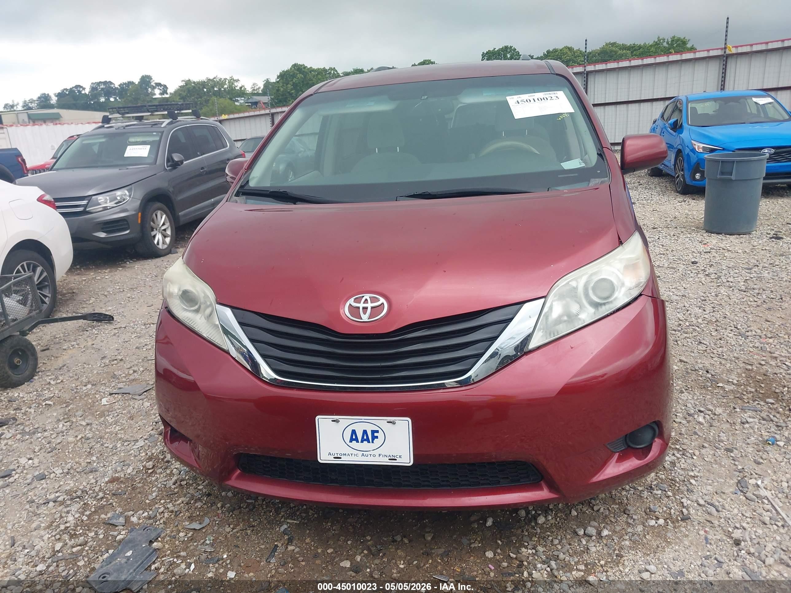 2014 Toyota Sienna Le V6 8 Passenger Red vin: 5TDKK3DC8ES455076