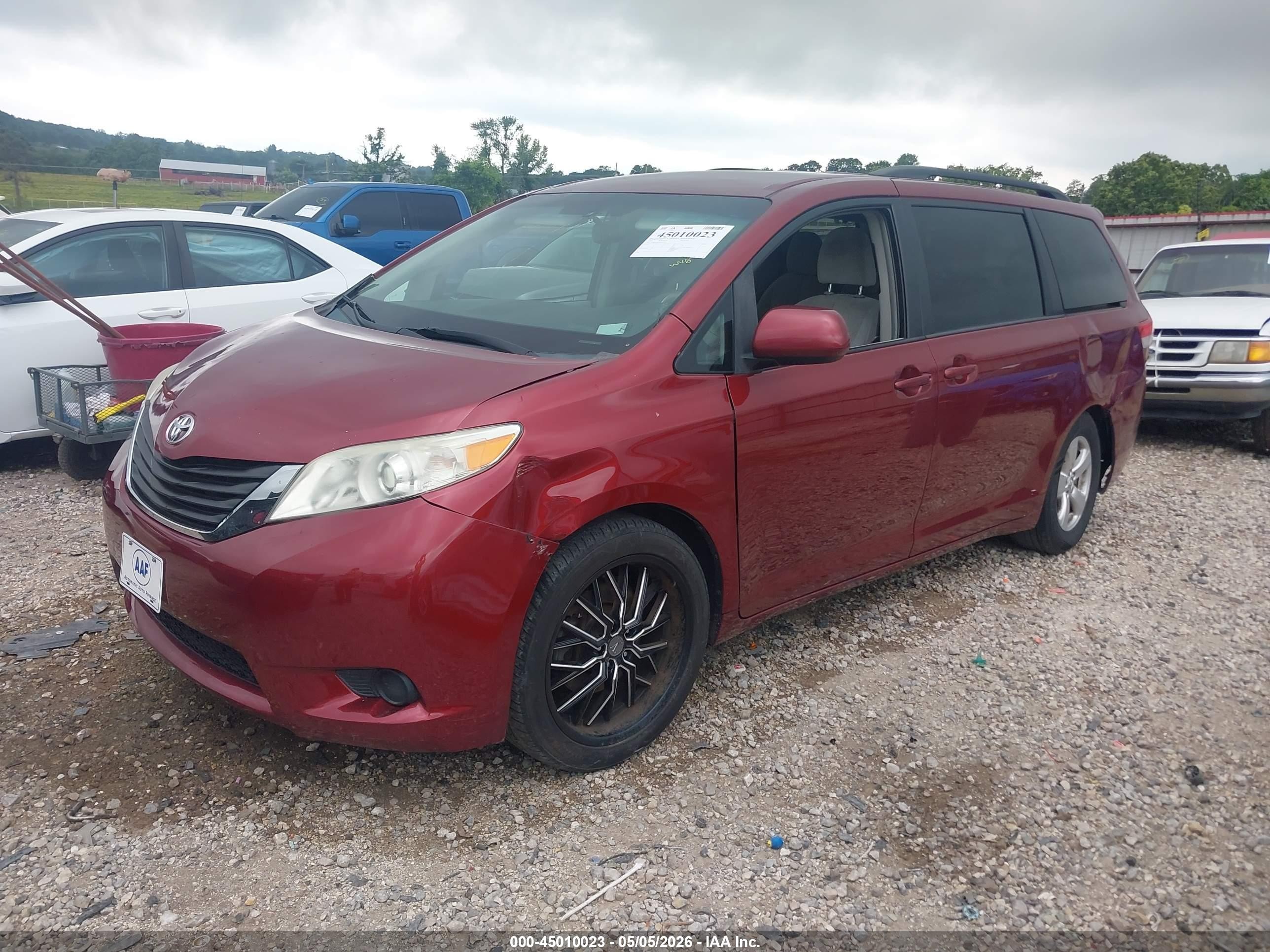 2014 Toyota Sienna Le V6 8 Passenger Red vin: 5TDKK3DC8ES455076