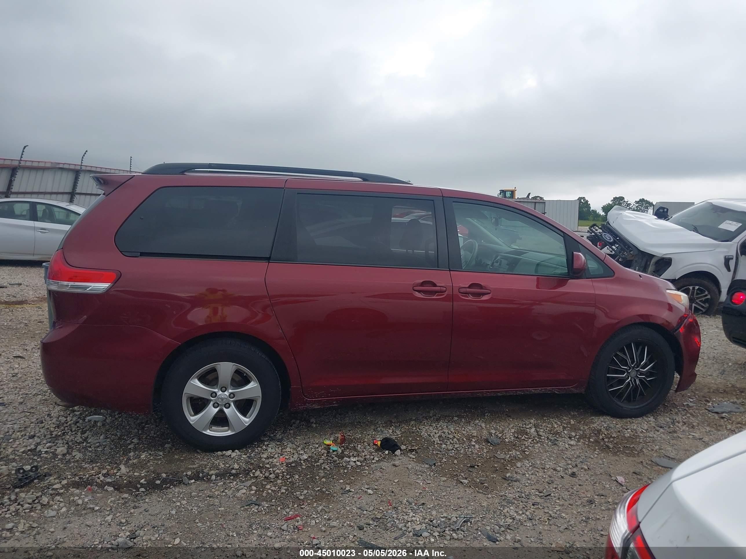 2014 Toyota Sienna Le V6 8 Passenger Red vin: 5TDKK3DC8ES455076