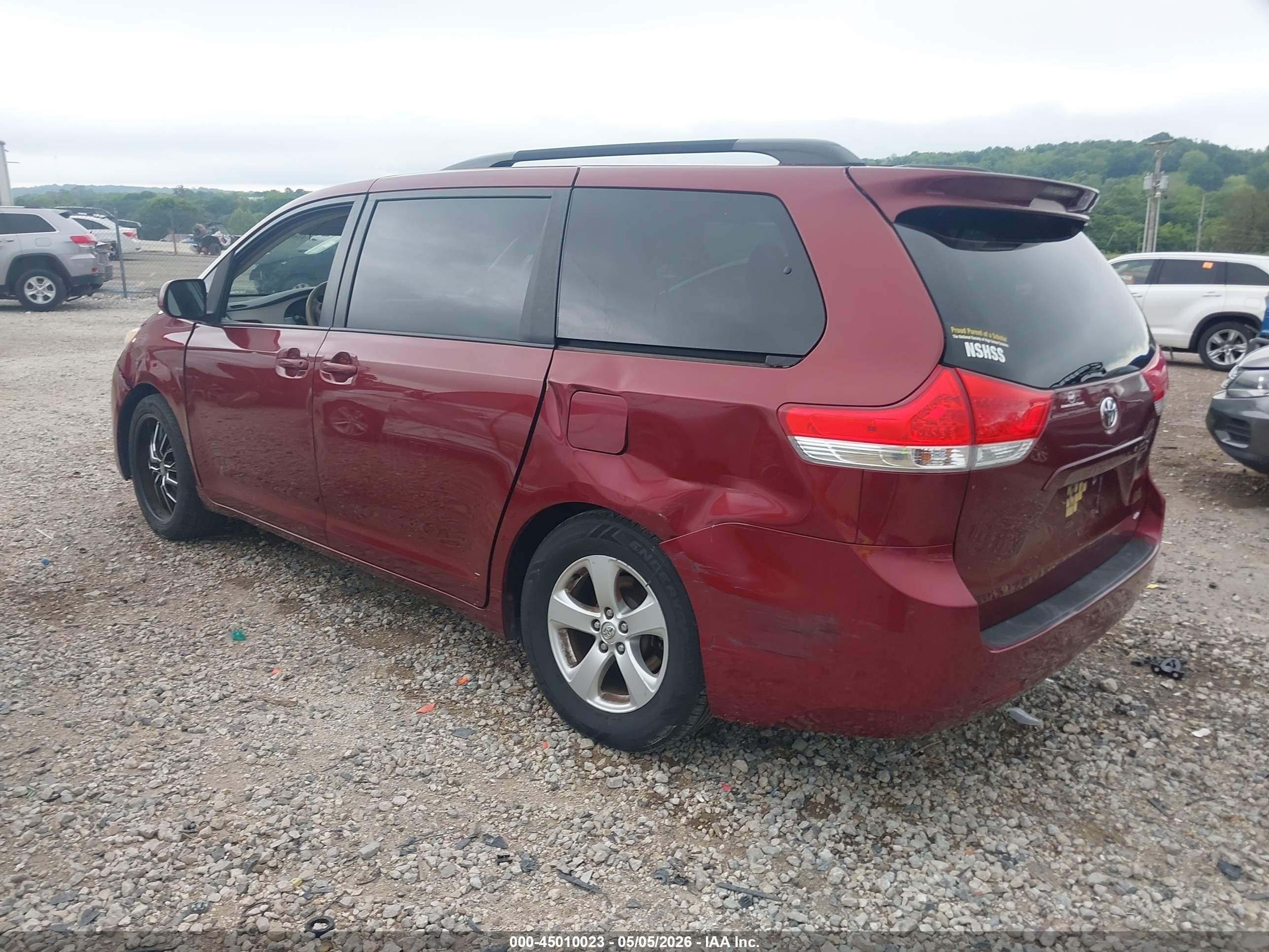 2014 Toyota Sienna Le V6 8 Passenger Red vin: 5TDKK3DC8ES455076