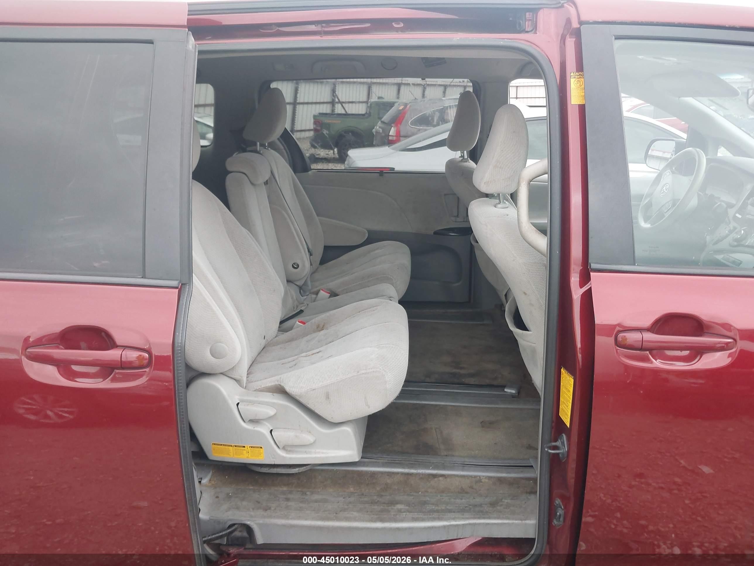 2014 Toyota Sienna Le V6 8 Passenger Red vin: 5TDKK3DC8ES455076