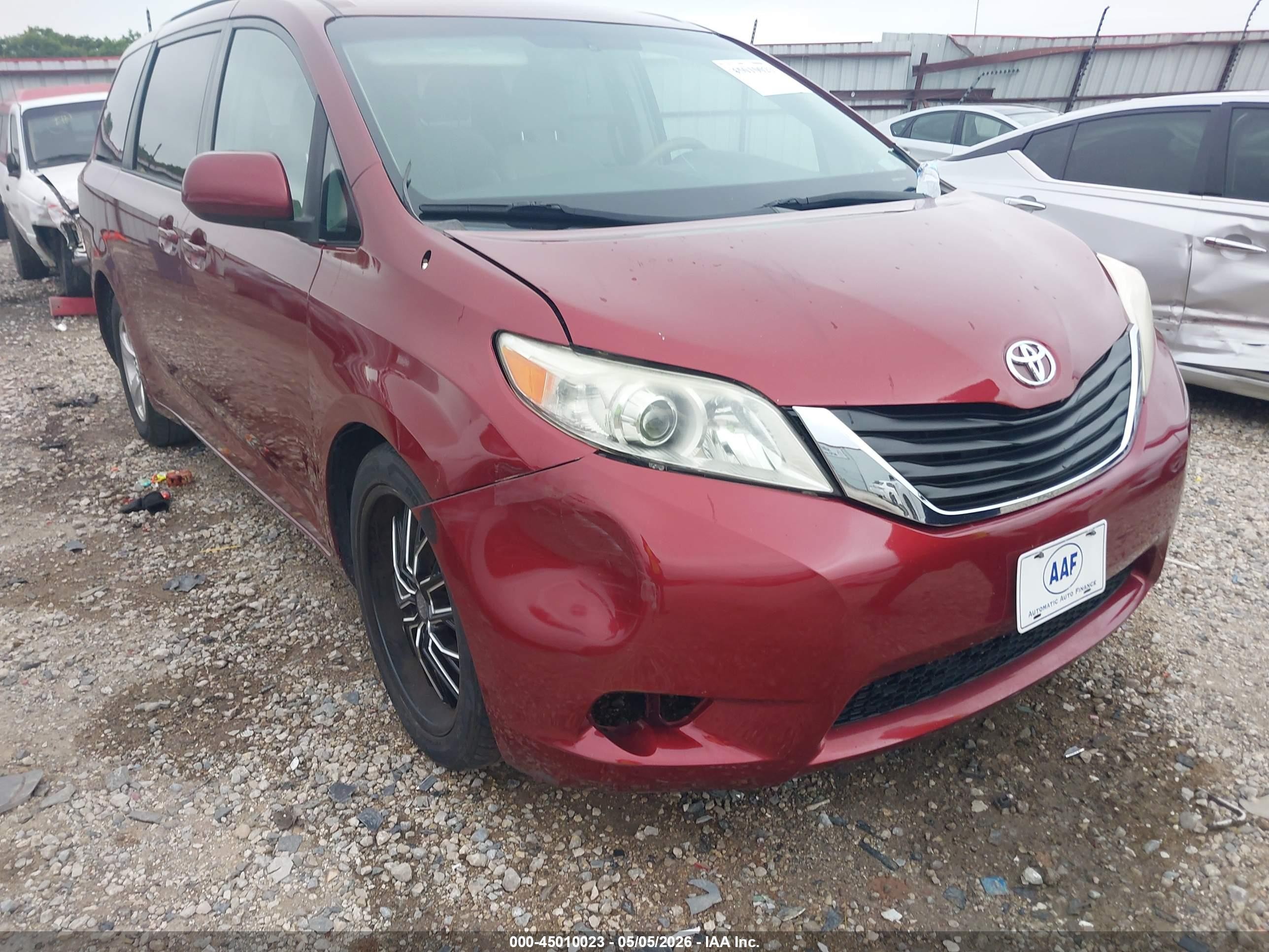 2014 Toyota Sienna Le V6 8 Passenger Red vin: 5TDKK3DC8ES455076
