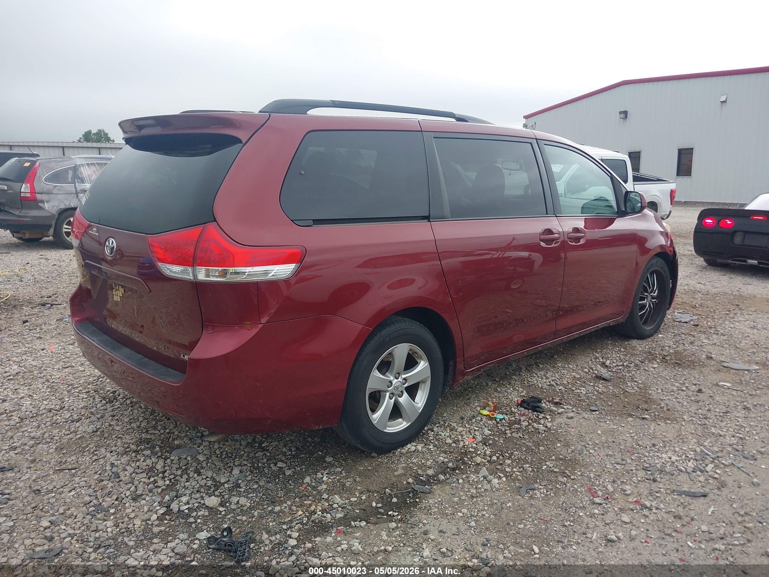2014 Toyota Sienna Le V6 8 Passenger Red vin: 5TDKK3DC8ES455076