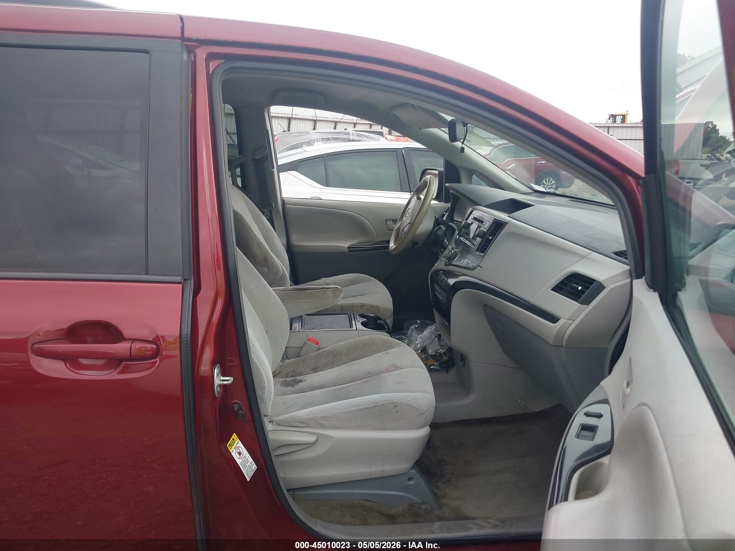 2014 Toyota Sienna Le V6 8 Passenger Red vin: 5TDKK3DC8ES455076
