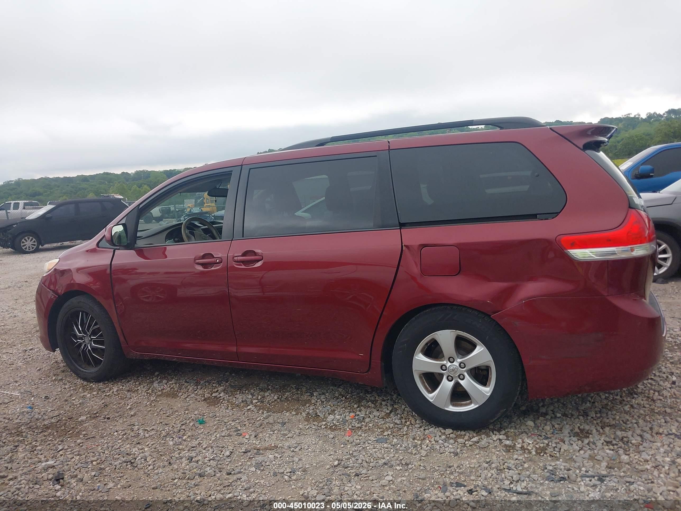 2014 Toyota Sienna Le V6 8 Passenger Red vin: 5TDKK3DC8ES455076