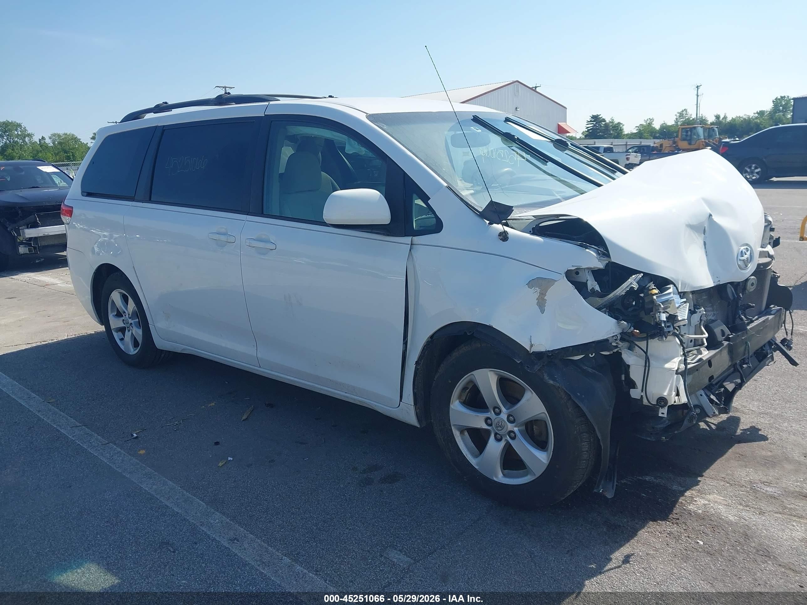 2014 Toyota Sienna Le V6 8 Passenger Белый vin: 5TDKK3DC8ES467549