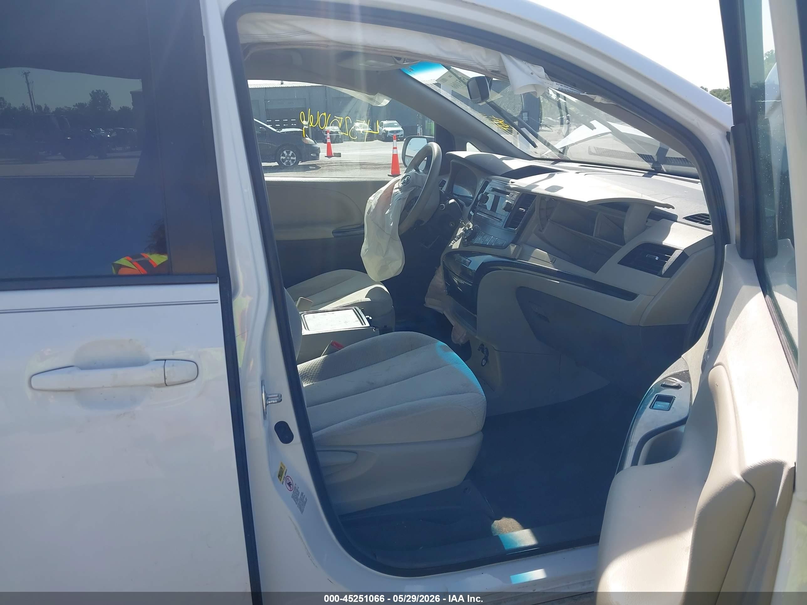 2014 Toyota Sienna Le V6 8 Passenger Белый vin: 5TDKK3DC8ES467549