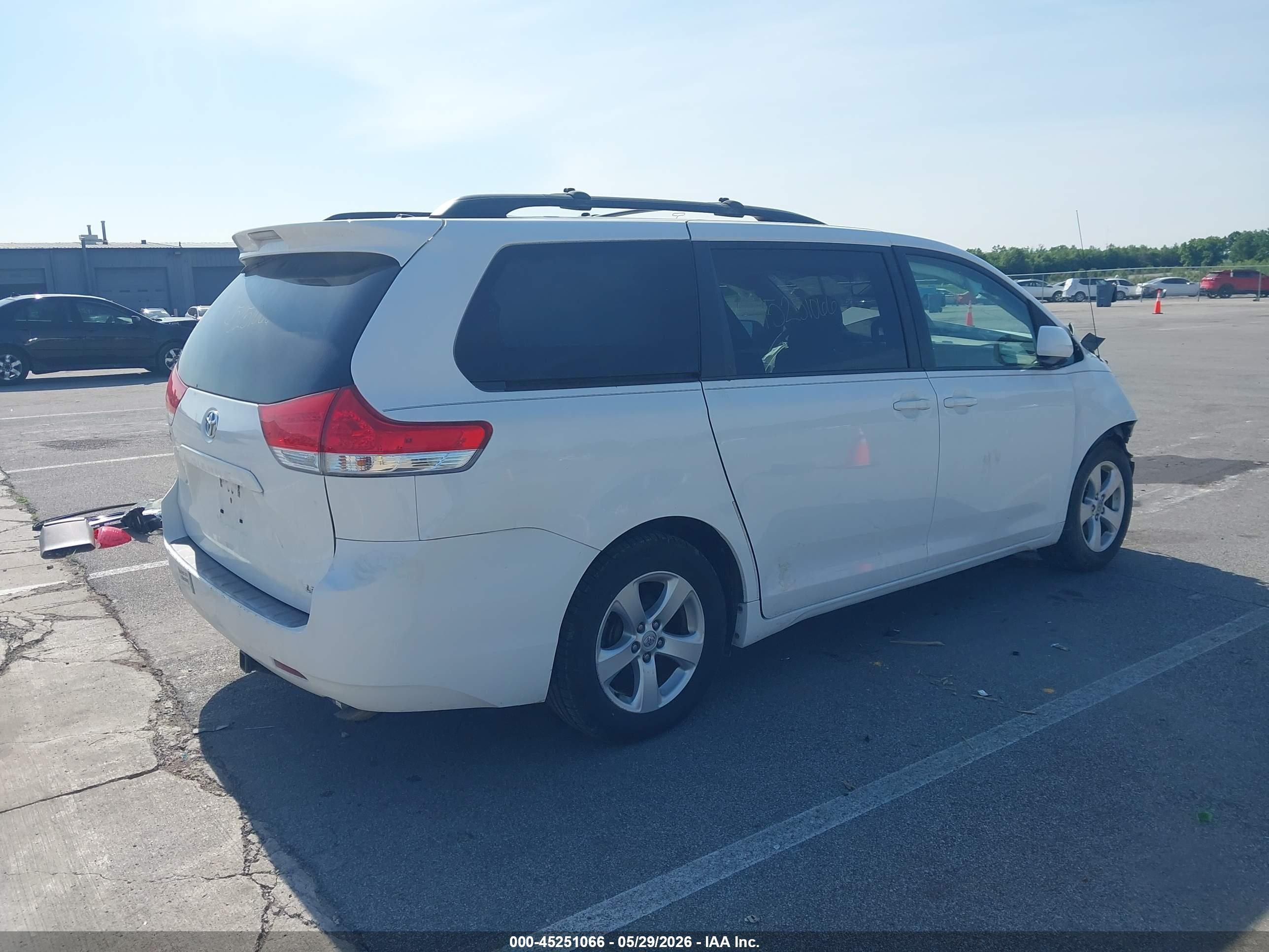 2014 Toyota Sienna Le V6 8 Passenger Белый vin: 5TDKK3DC8ES467549