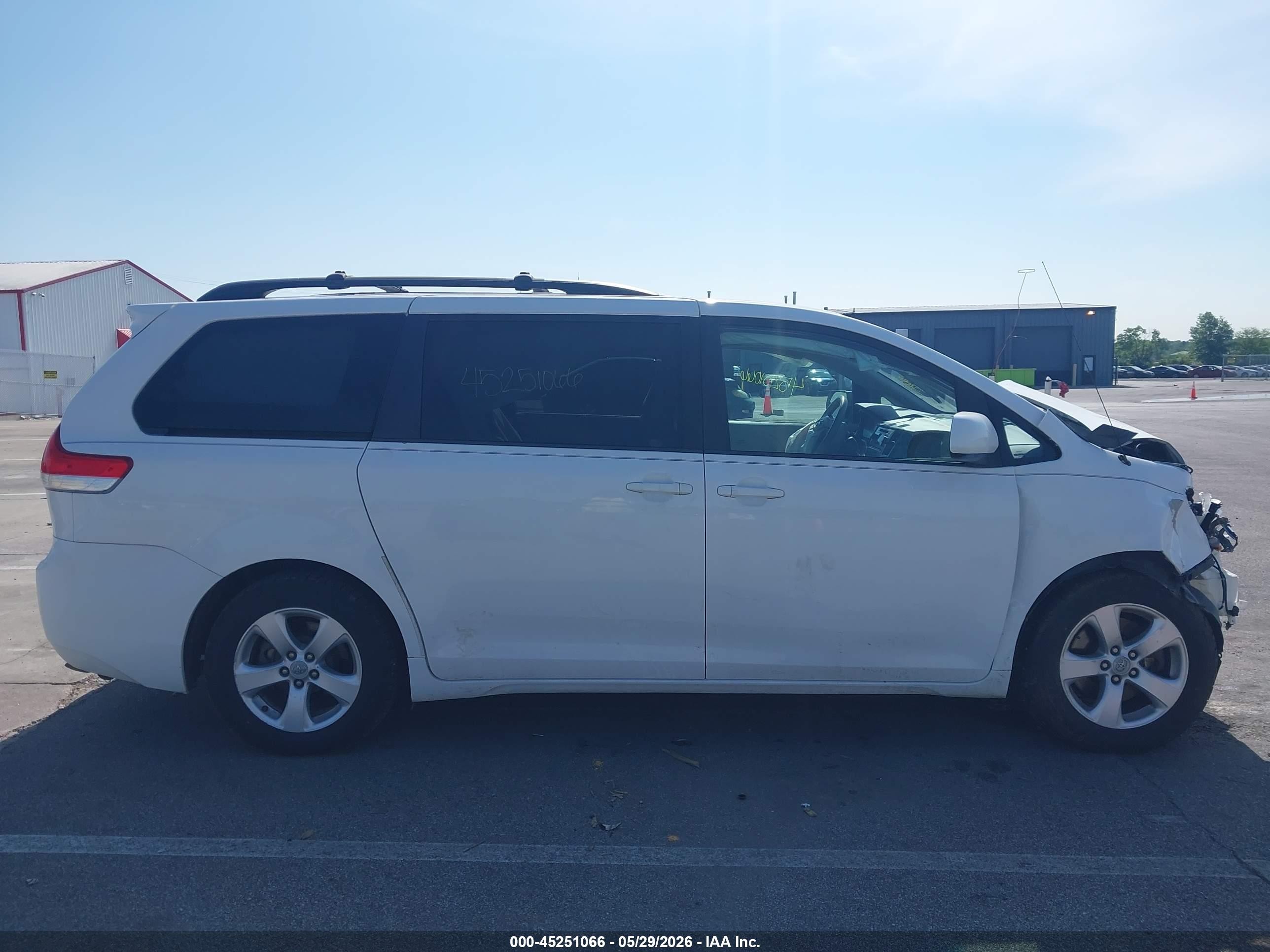 2014 Toyota Sienna Le V6 8 Passenger Белый vin: 5TDKK3DC8ES467549