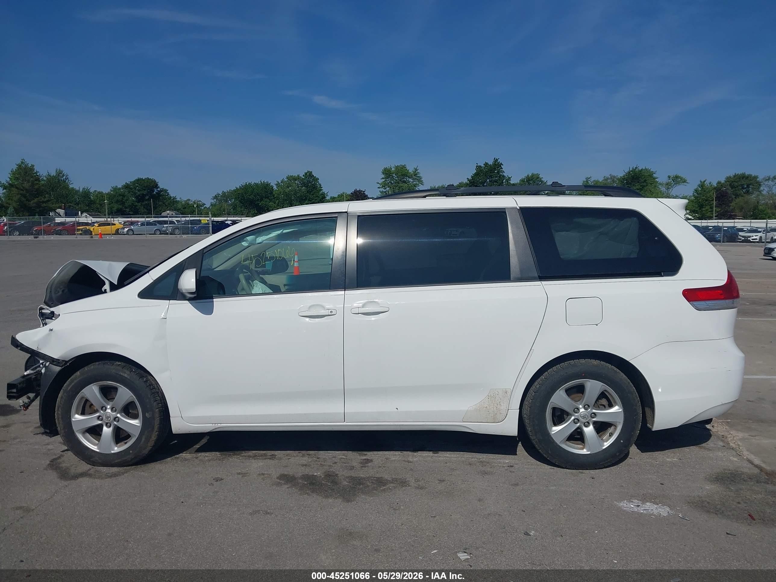 2014 Toyota Sienna Le V6 8 Passenger Белый vin: 5TDKK3DC8ES467549