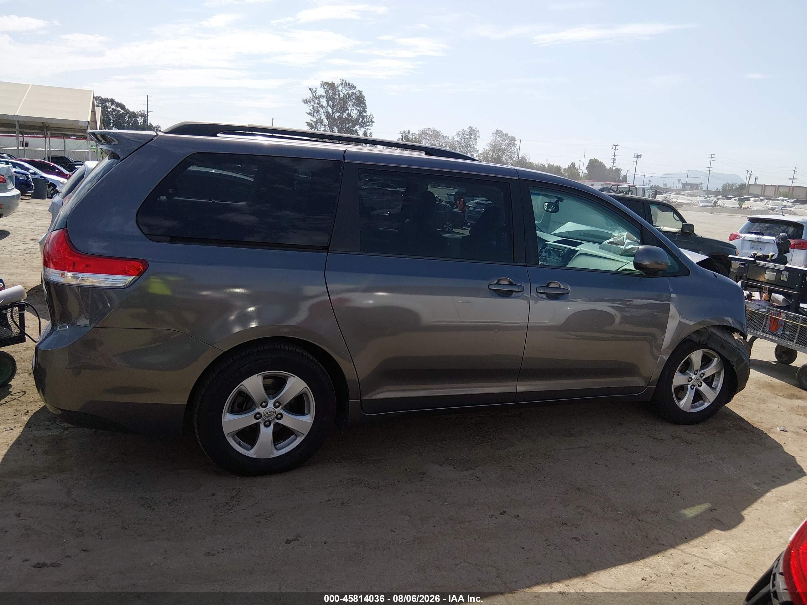 2014 Toyota Sienna Le V6 8 Passenger Gray vin: 5TDKK3DC8ES471178